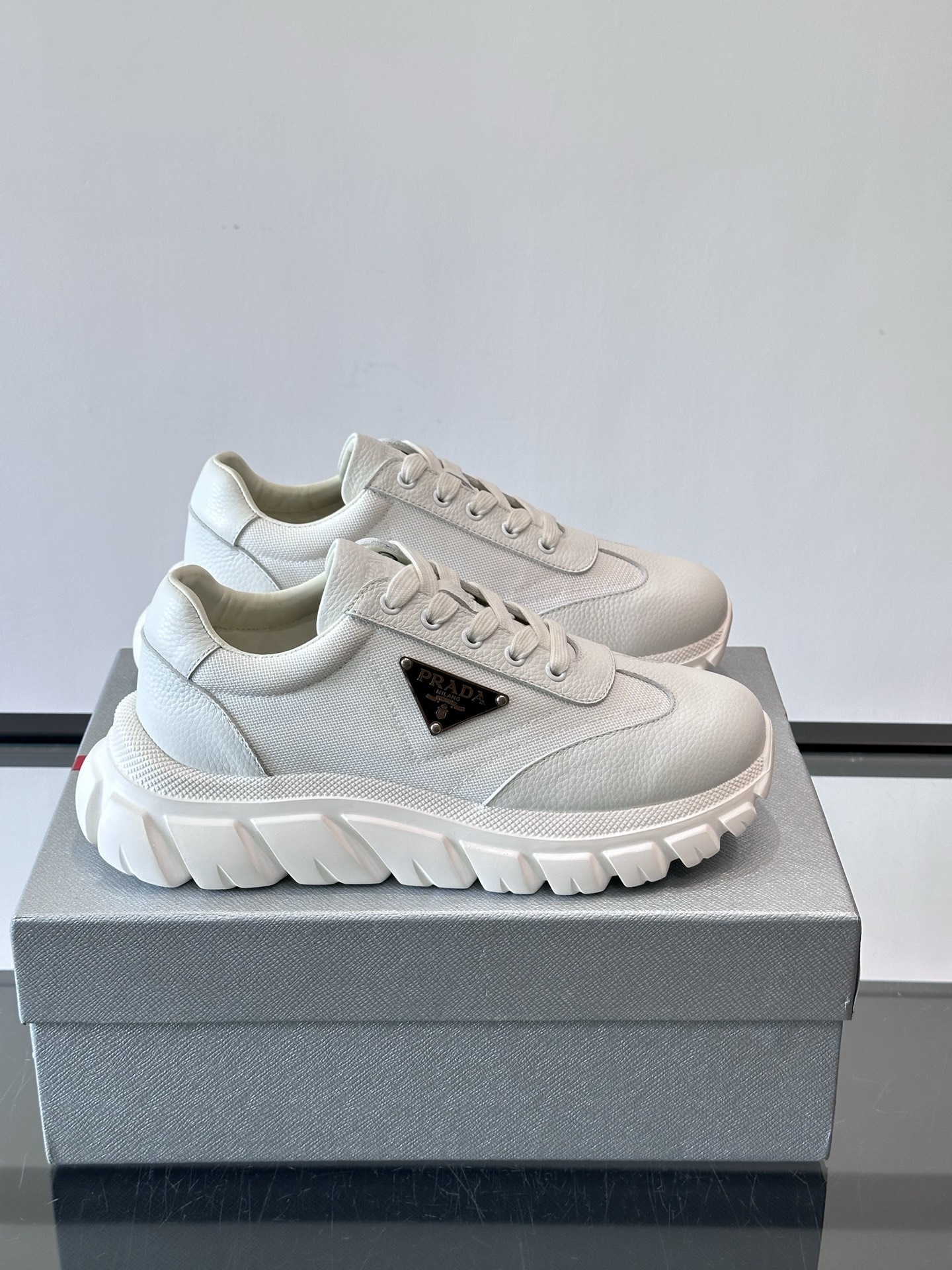 Prada男士运动鞋，选用进口牛皮，柔软细腻，搭配经典三角标，品牌辨识度超高✨。厚底设计，轻盈又舒适，日