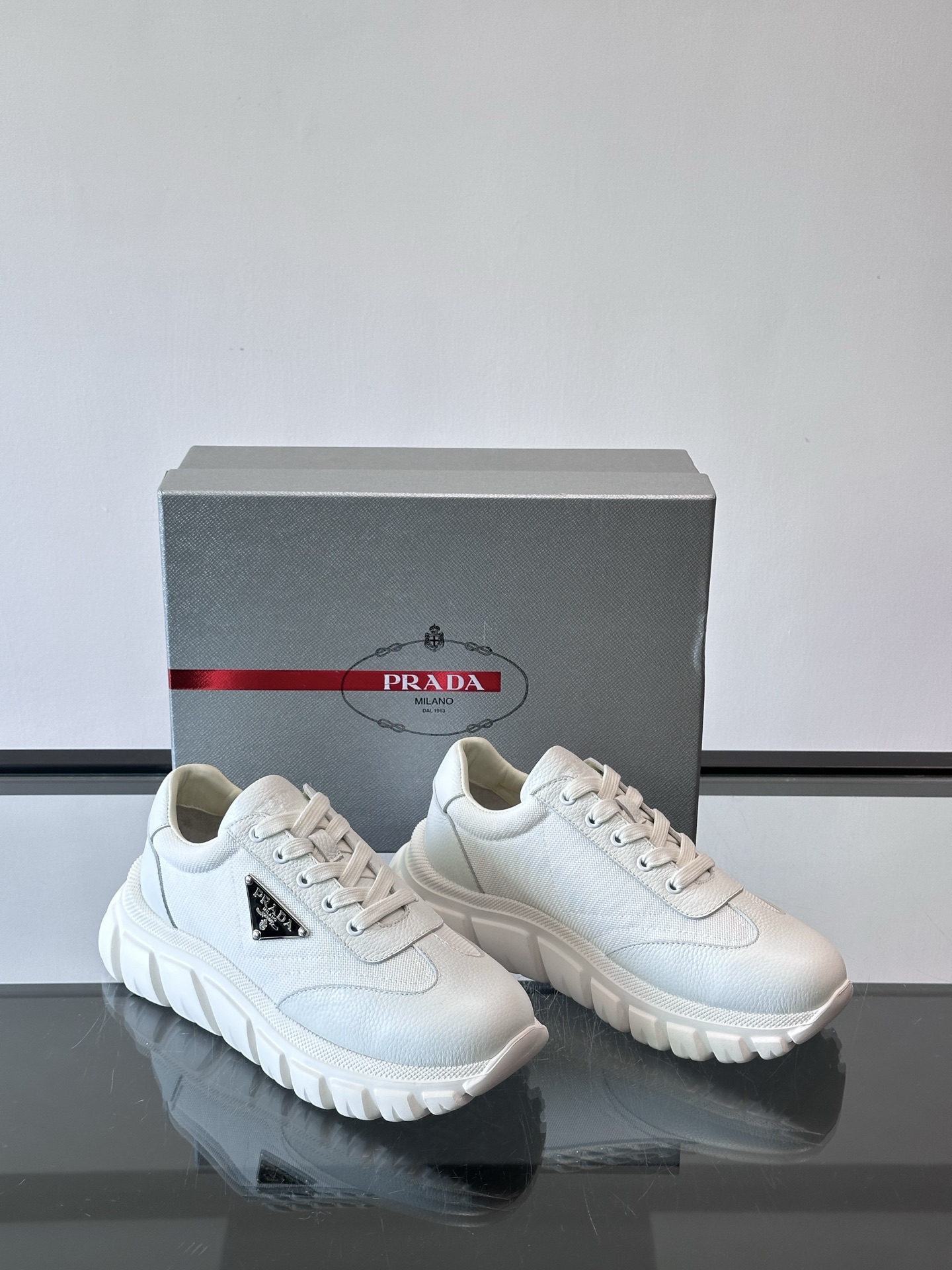 Prada男士运动鞋，选用进口牛皮，柔软细腻，搭配经典三角标，品牌辨识度超高✨。厚底设计，轻盈又舒适，日