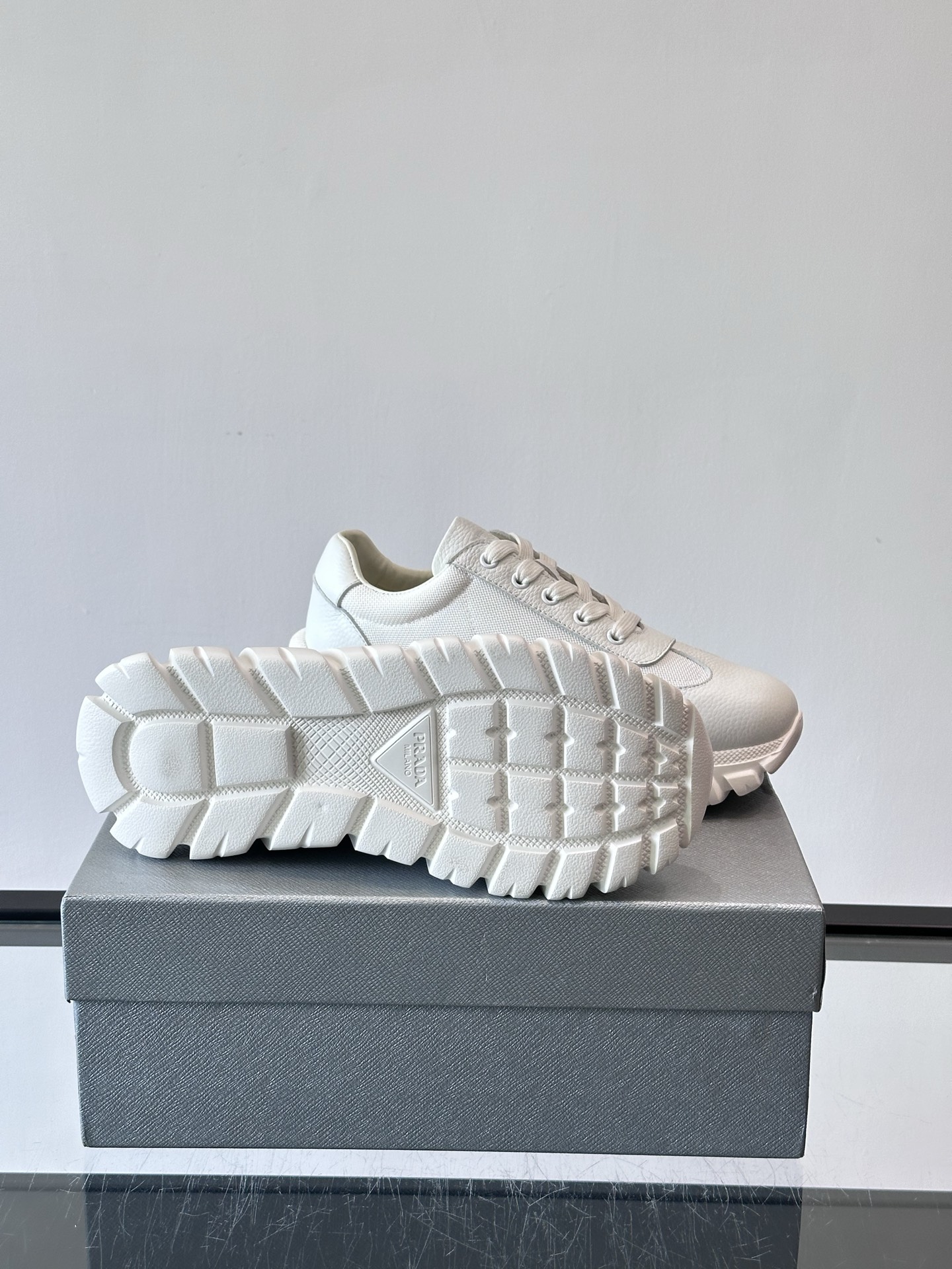 Prada男士运动鞋，选用进口牛皮，柔软细腻，搭配经典三角标，品牌辨识度超高✨。厚底设计，轻盈又舒适，日