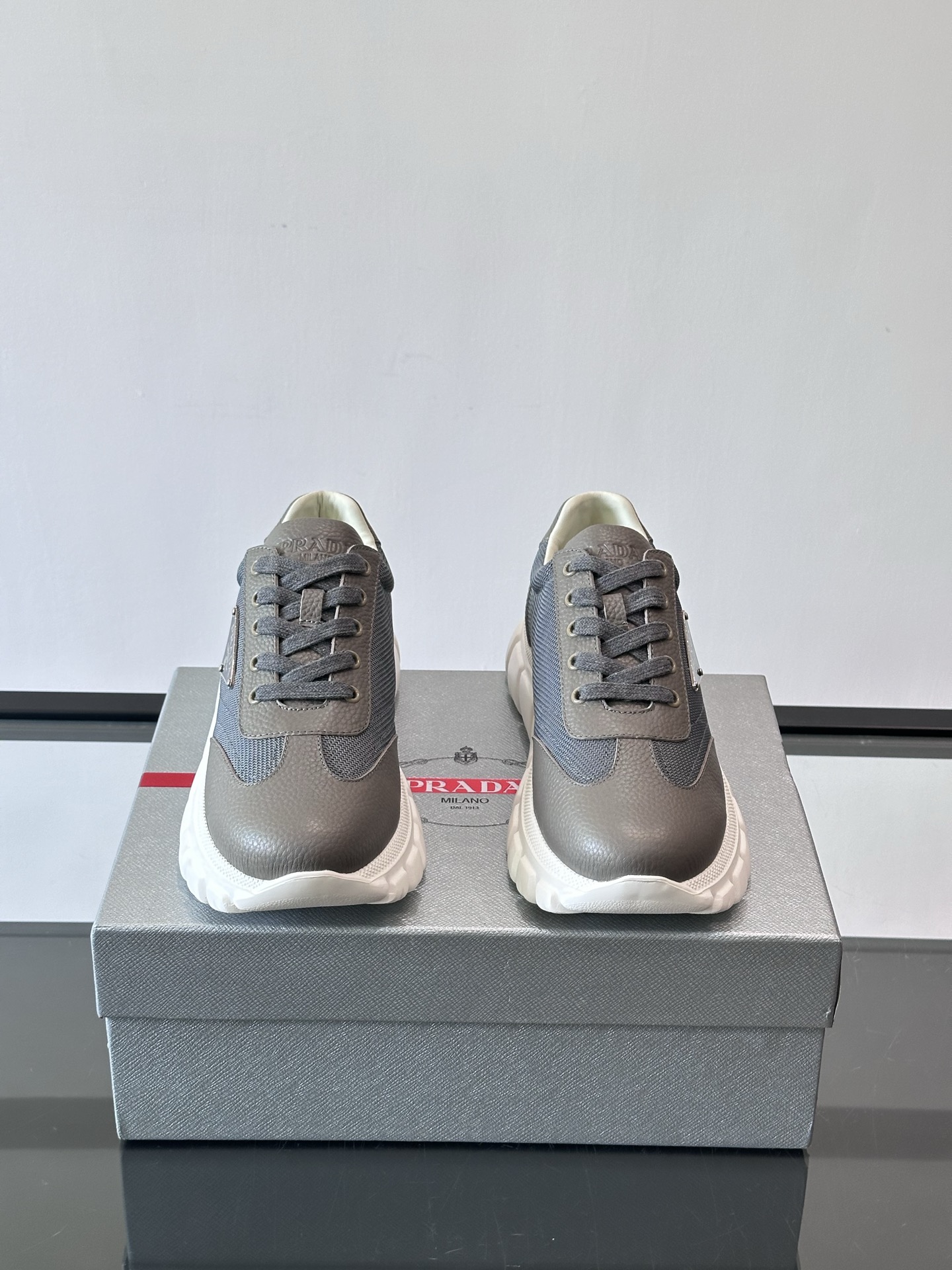 Prada男士运动鞋，选用进口牛皮，柔软细腻，搭配经典三角标，品牌辨识度超高✨。厚底设计，轻盈又舒适，日