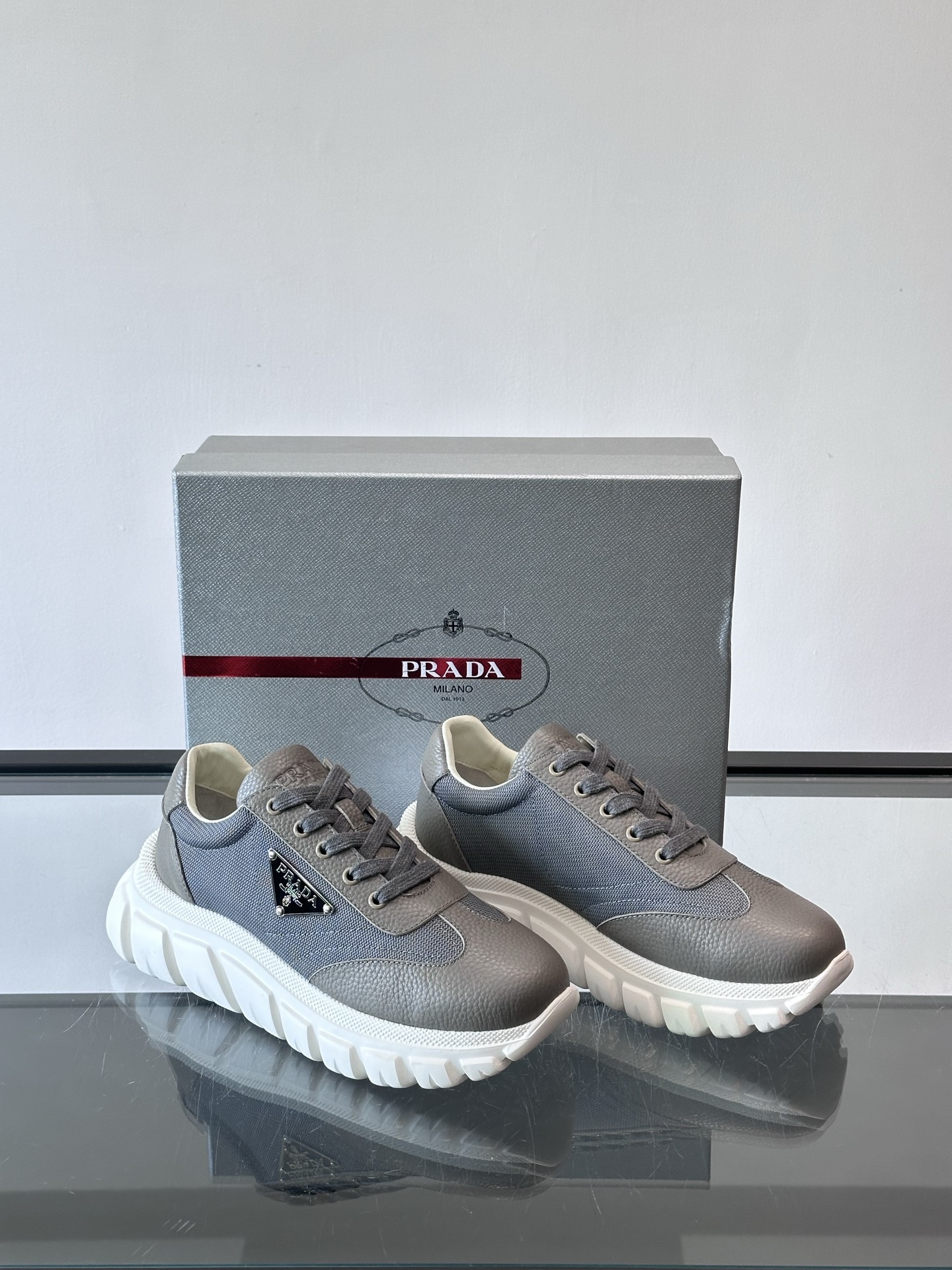 Prada男士运动鞋，选用进口牛皮，柔软细腻，搭配经典三角标，品牌辨识度超高✨。厚底设计，轻盈又舒适，日