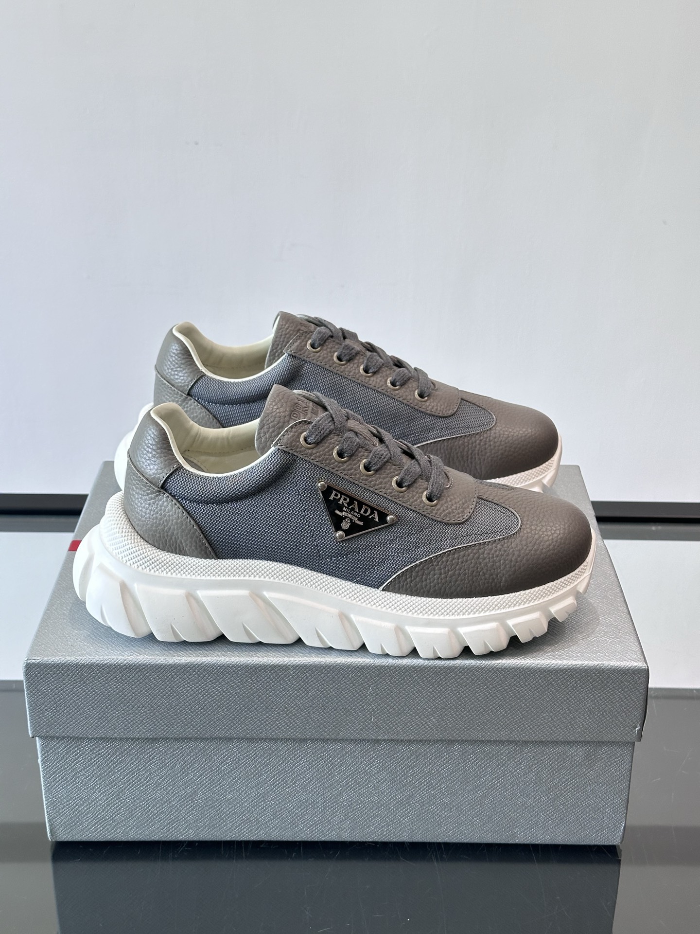 Prada男士运动鞋，选用进口牛皮，柔软细腻，搭配经典三角标，品牌辨识度超高✨。厚底设计，轻盈又舒适，日