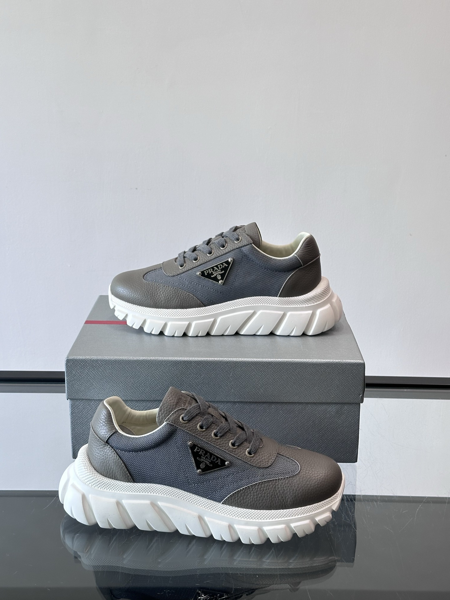 Prada男士运动鞋，选用进口牛皮，柔软细腻，搭配经典三角标，品牌辨识度超高✨。厚底设计，轻盈又舒适，日