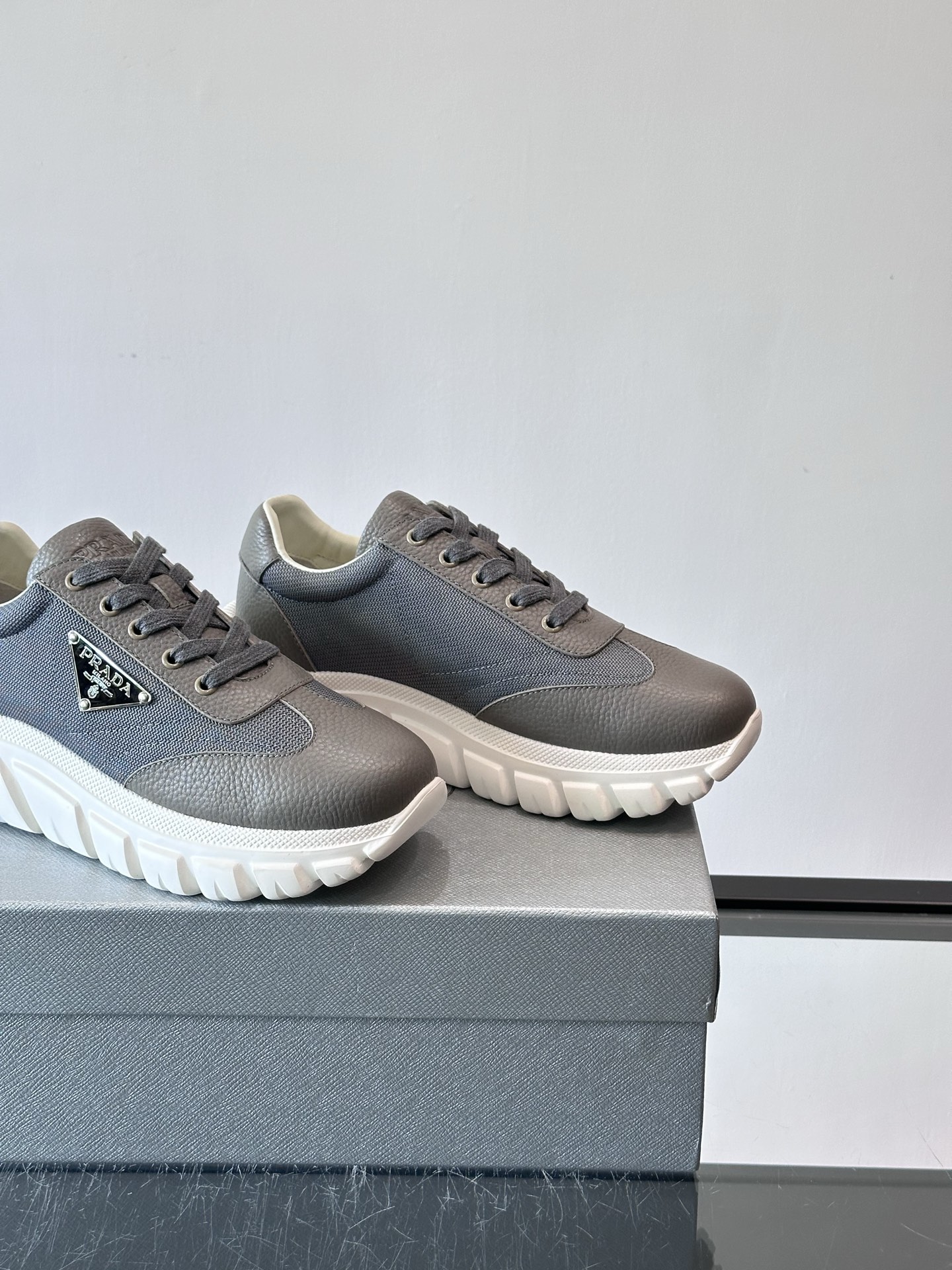 Prada男士运动鞋，选用进口牛皮，柔软细腻，搭配经典三角标，品牌辨识度超高✨。厚底设计，轻盈又舒适，日