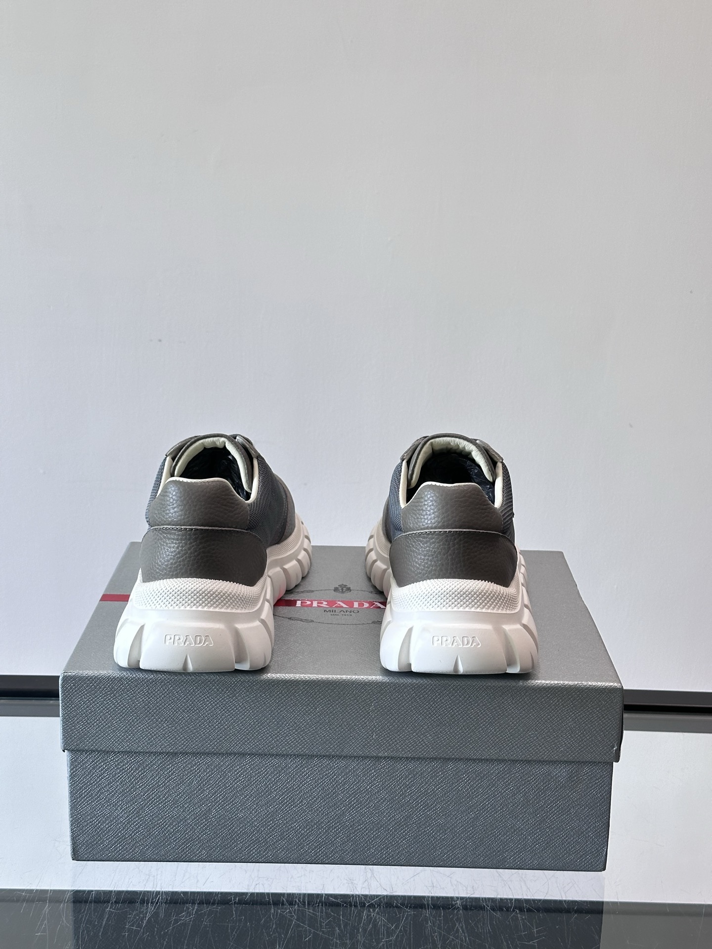 Prada男士运动鞋，选用进口牛皮，柔软细腻，搭配经典三角标，品牌辨识度超高✨。厚底设计，轻盈又舒适，日