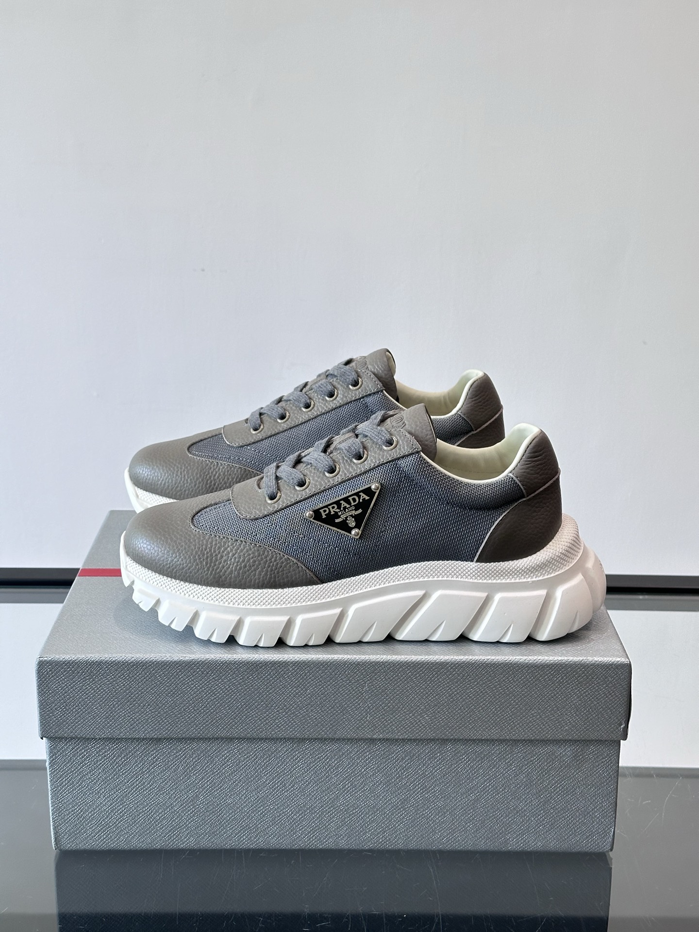 Prada男士运动鞋，选用进口牛皮，柔软细腻，搭配经典三角标，品牌辨识度超高✨。厚底设计，轻盈又舒适，日