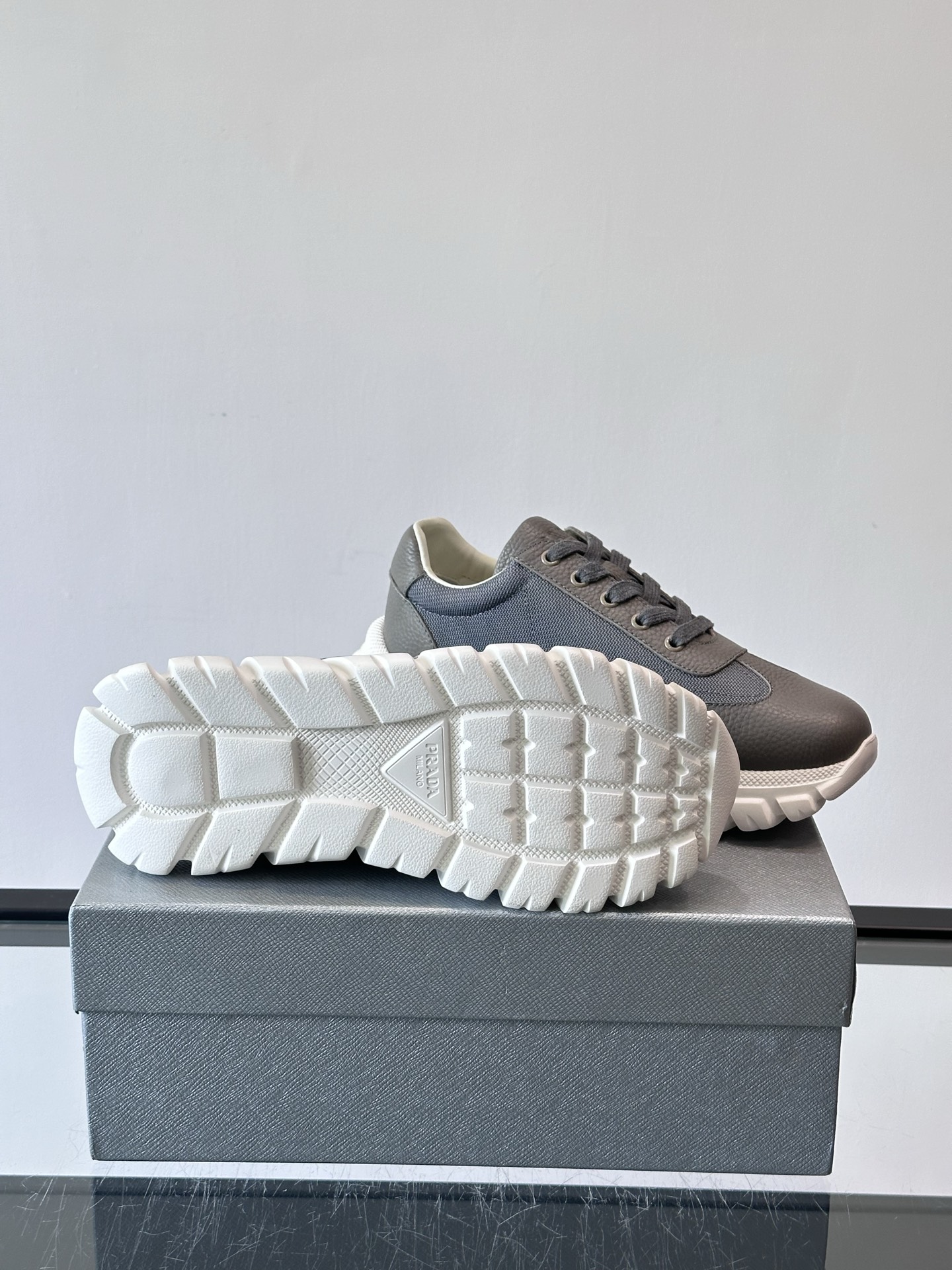 Prada男士运动鞋，选用进口牛皮，柔软细腻，搭配经典三角标，品牌辨识度超高✨。厚底设计，轻盈又舒适，日