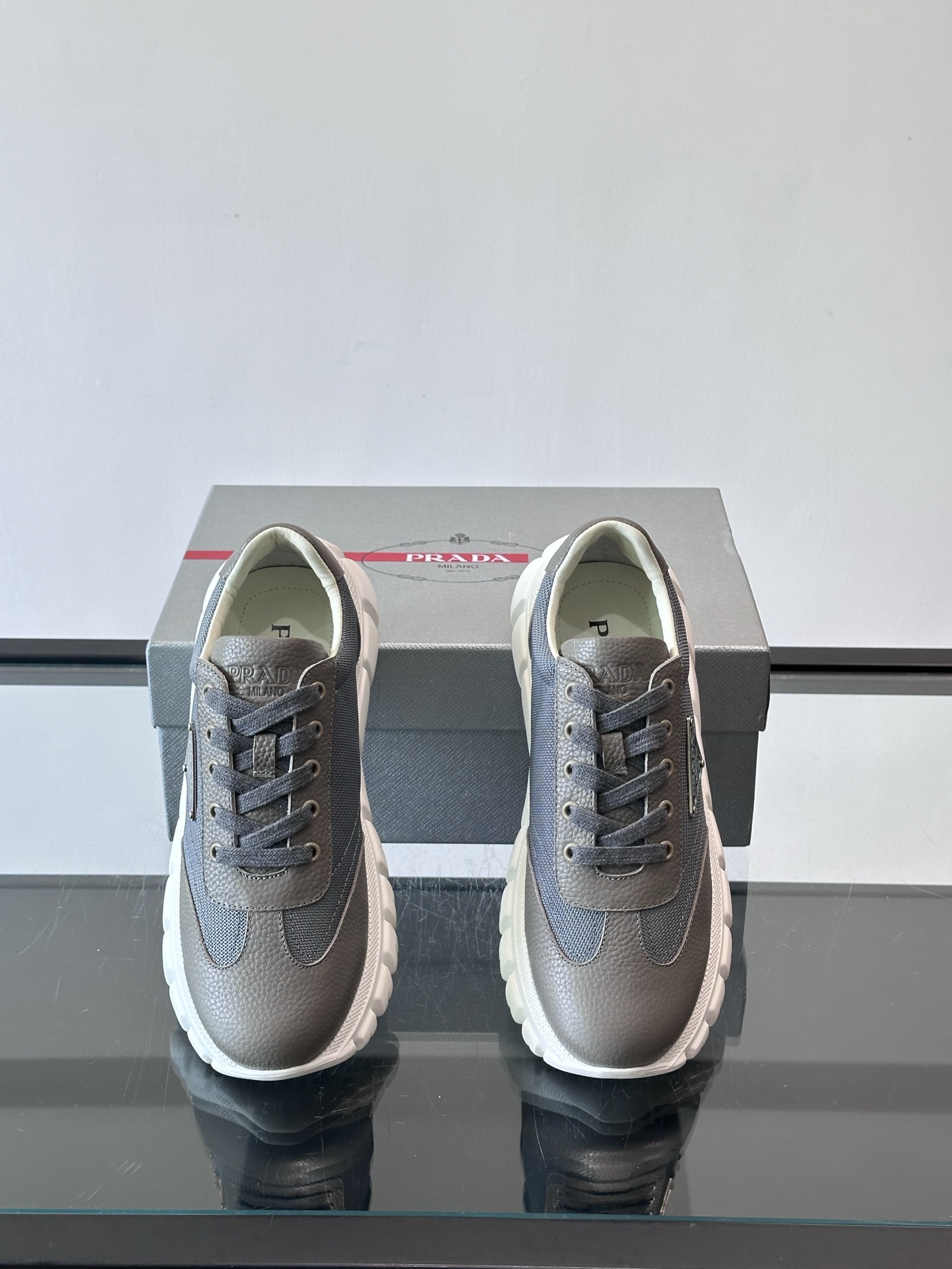 Prada男士运动鞋，选用进口牛皮，柔软细腻，搭配经典三角标，品牌辨识度超高✨。厚底设计，轻盈又舒适，日
