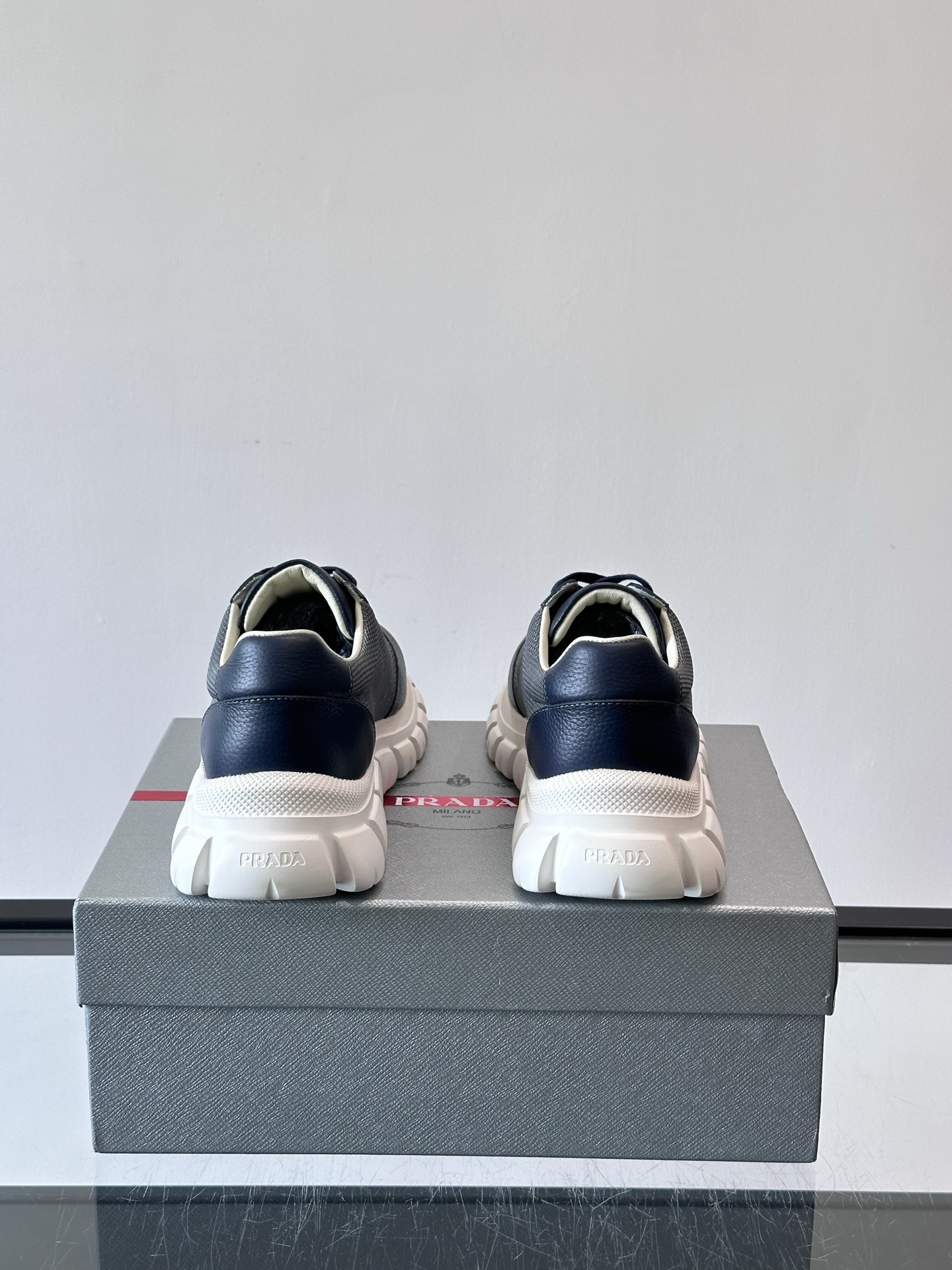 Prada男士运动鞋，选用进口牛皮，柔软细腻，搭配经典三角标，品牌辨识度超高✨。厚底设计，轻盈又舒适，日