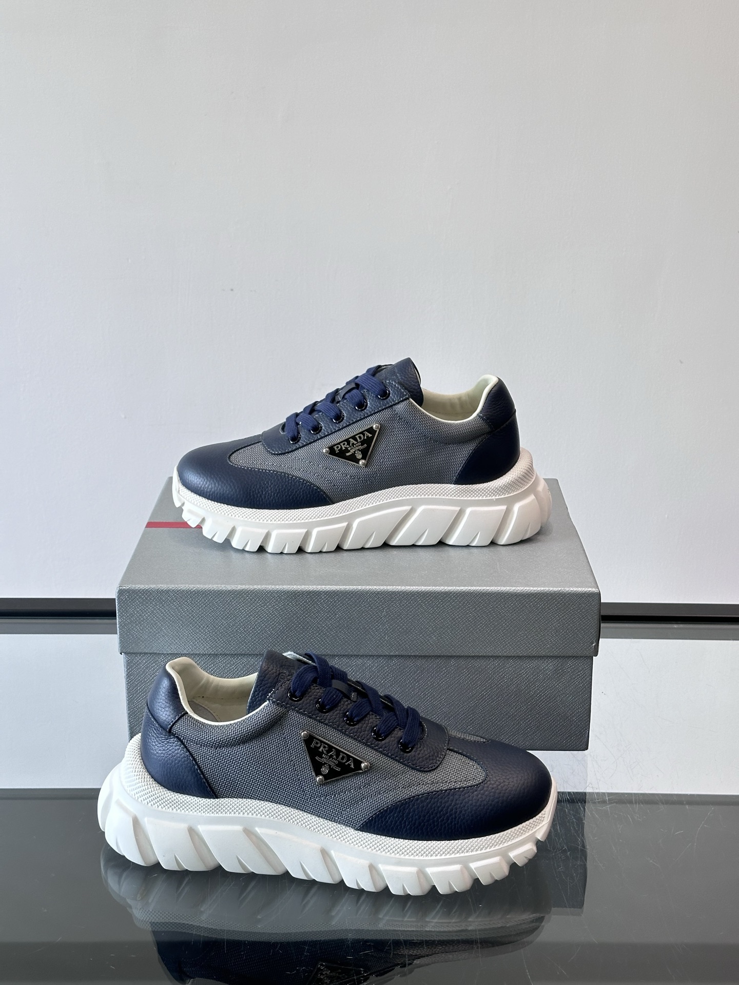 Prada男士运动鞋，选用进口牛皮，柔软细腻，搭配经典三角标，品牌辨识度超高✨。厚底设计，轻盈又舒适，日