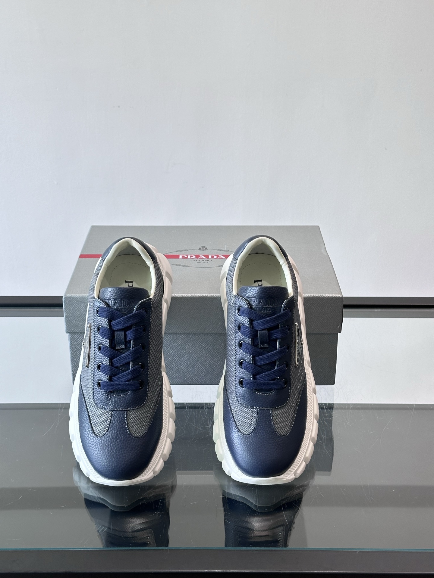 Prada男士运动鞋，选用进口牛皮，柔软细腻，搭配经典三角标，品牌辨识度超高✨。厚底设计，轻盈又舒适，日