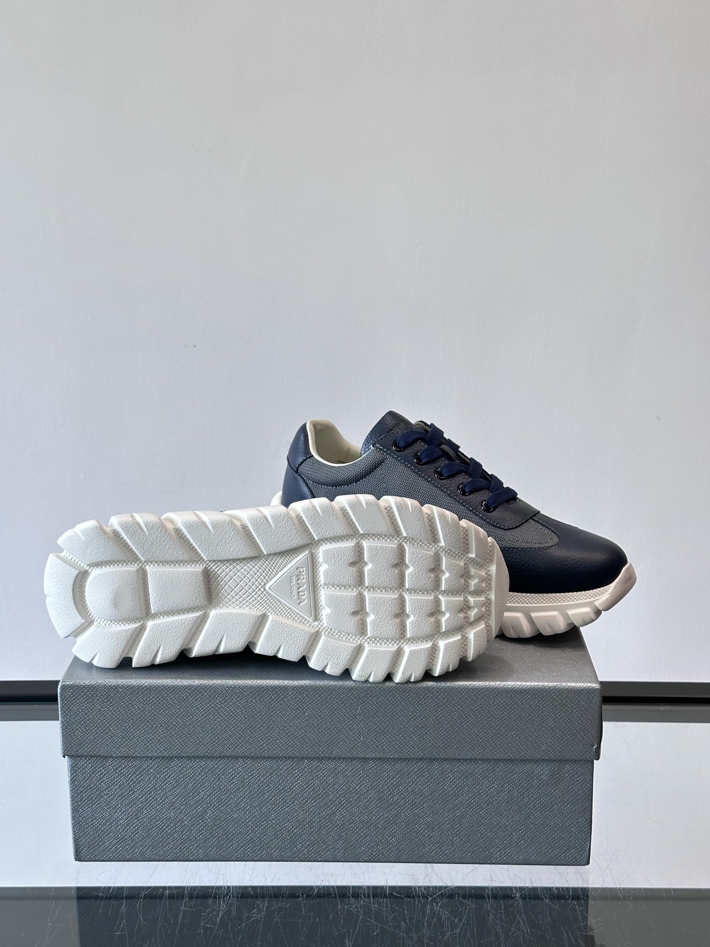 Prada男士运动鞋，选用进口牛皮，柔软细腻，搭配经典三角标，品牌辨识度超高✨。厚底设计，轻盈又舒适，日