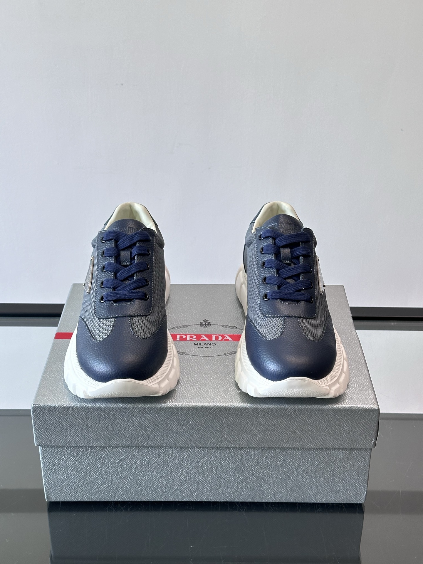Prada男士运动鞋，选用进口牛皮，柔软细腻，搭配经典三角标，品牌辨识度超高✨。厚底设计，轻盈又舒适，日