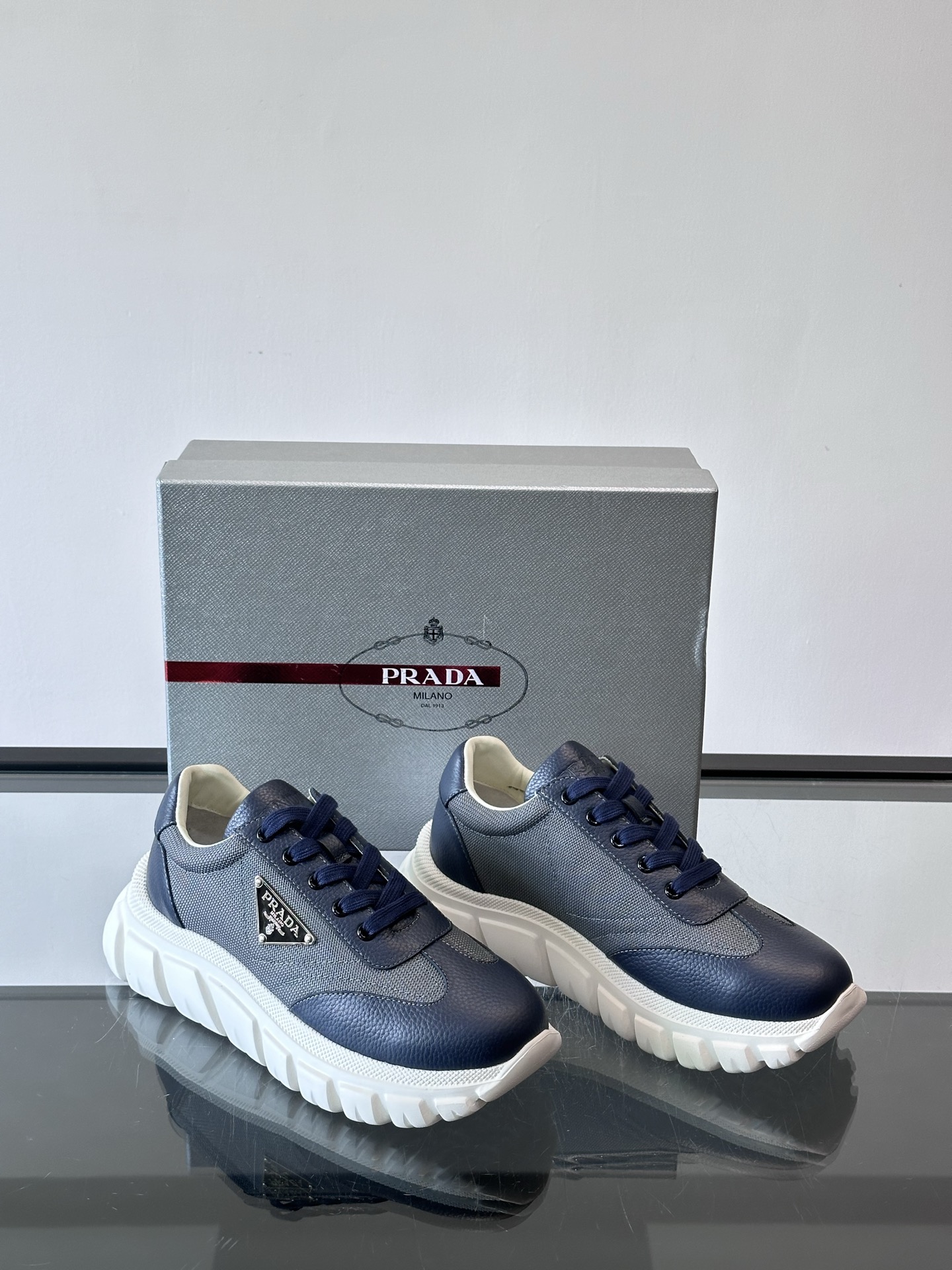 Prada男士运动鞋，选用进口牛皮，柔软细腻，搭配经典三角标，品牌辨识度超高✨。厚底设计，轻盈又舒适，日