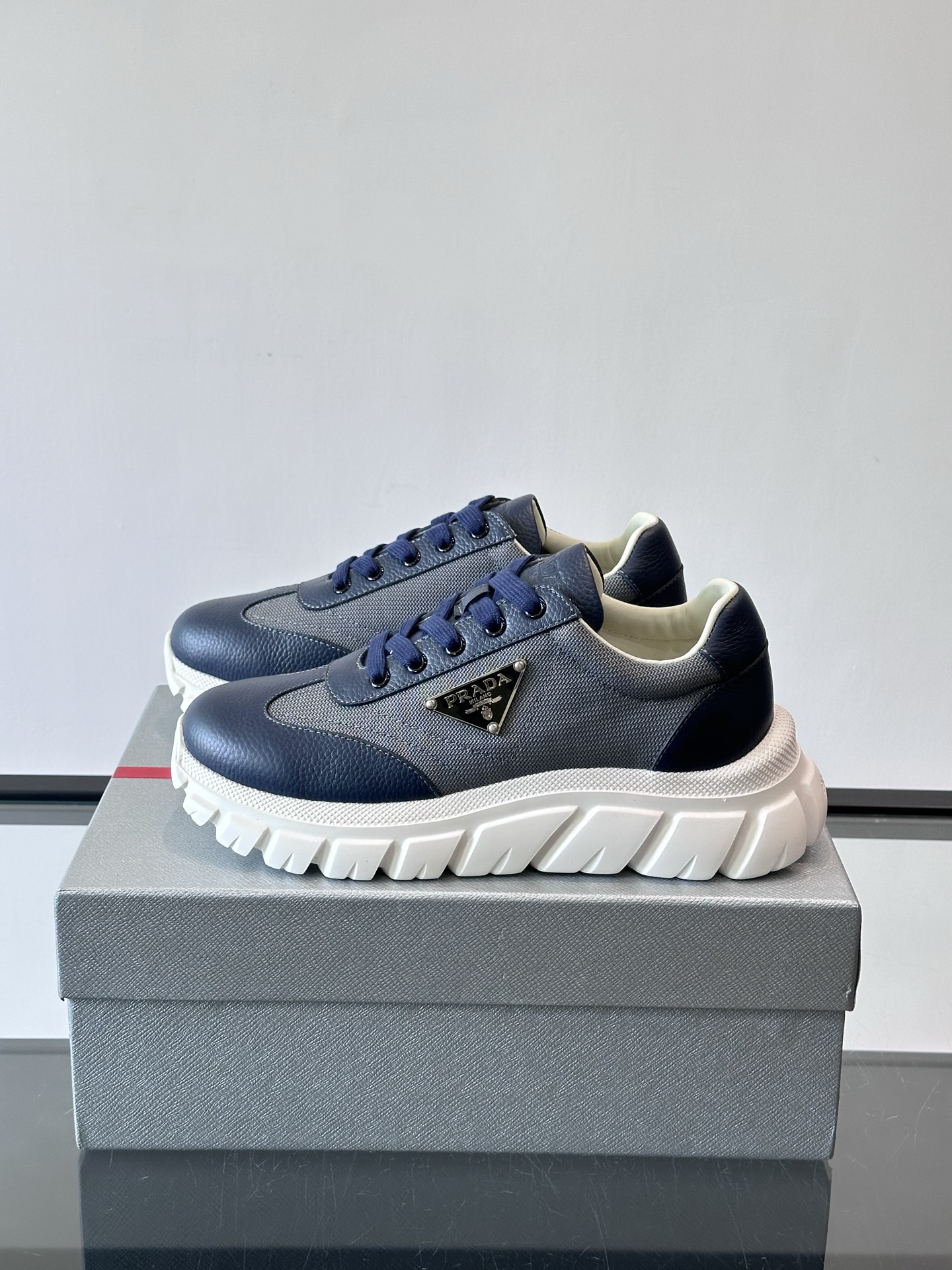 Prada男士运动鞋，选用进口牛皮，柔软细腻，搭配经典三角标，品牌辨识度超高✨。厚底设计，轻盈又舒适，日