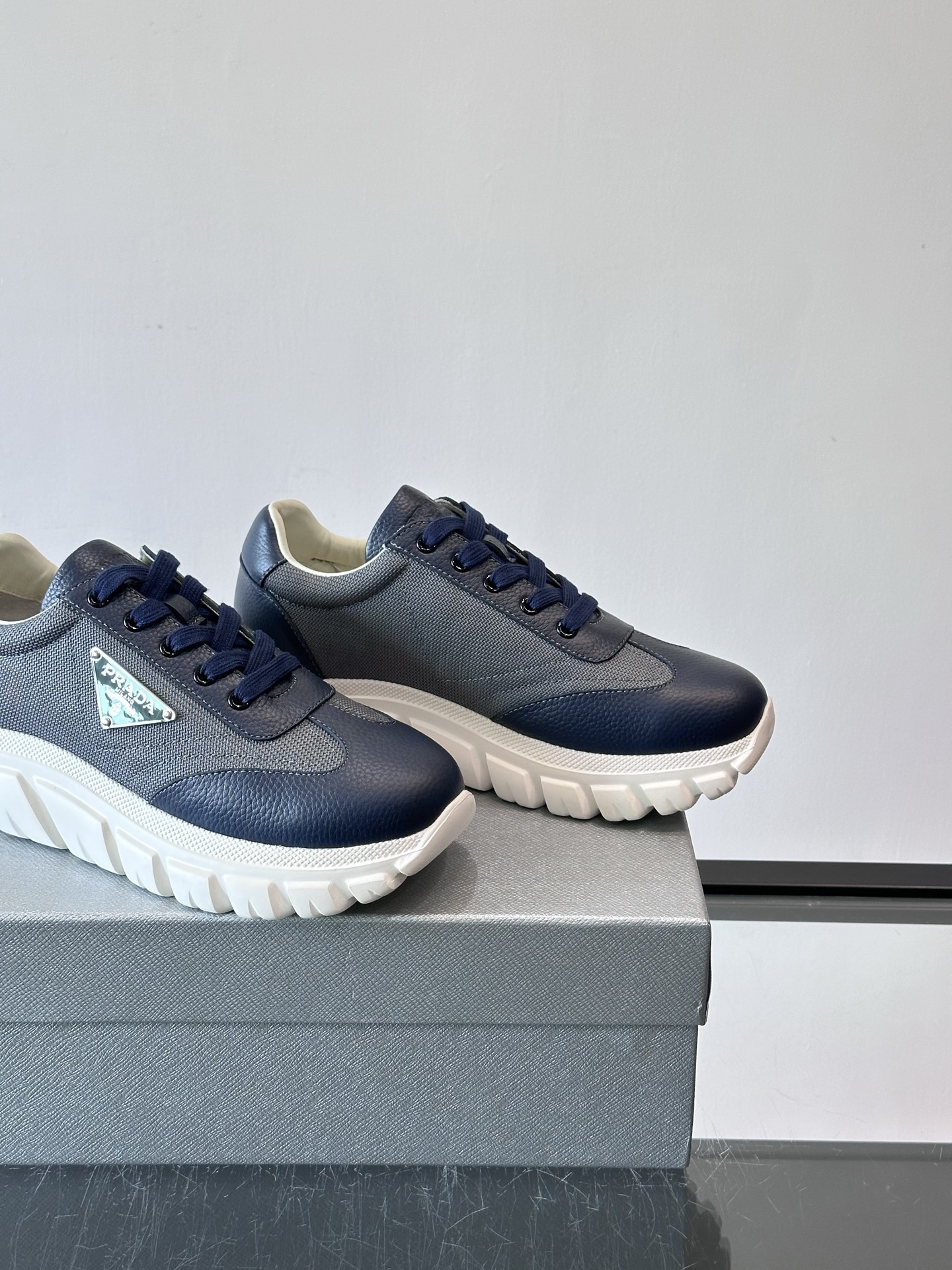 Prada男士运动鞋，选用进口牛皮，柔软细腻，搭配经典三角标，品牌辨识度超高✨。厚底设计，轻盈又舒适，日