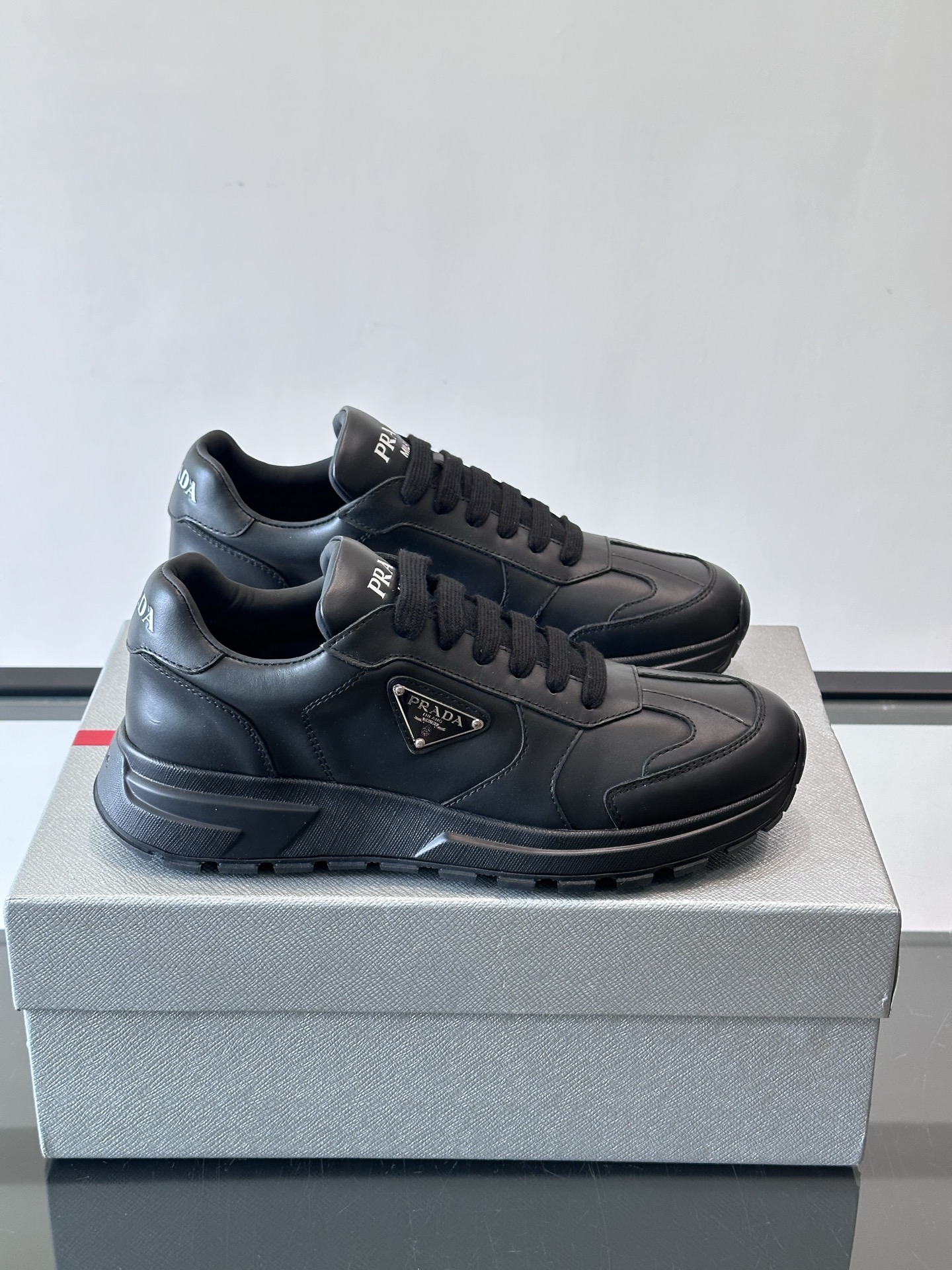 Prada 男士休闲😎运动鞋，采用光滑小牛皮+几何压花纹路，质感满分！侧面三角徽标超有辨识度✨，约4.5