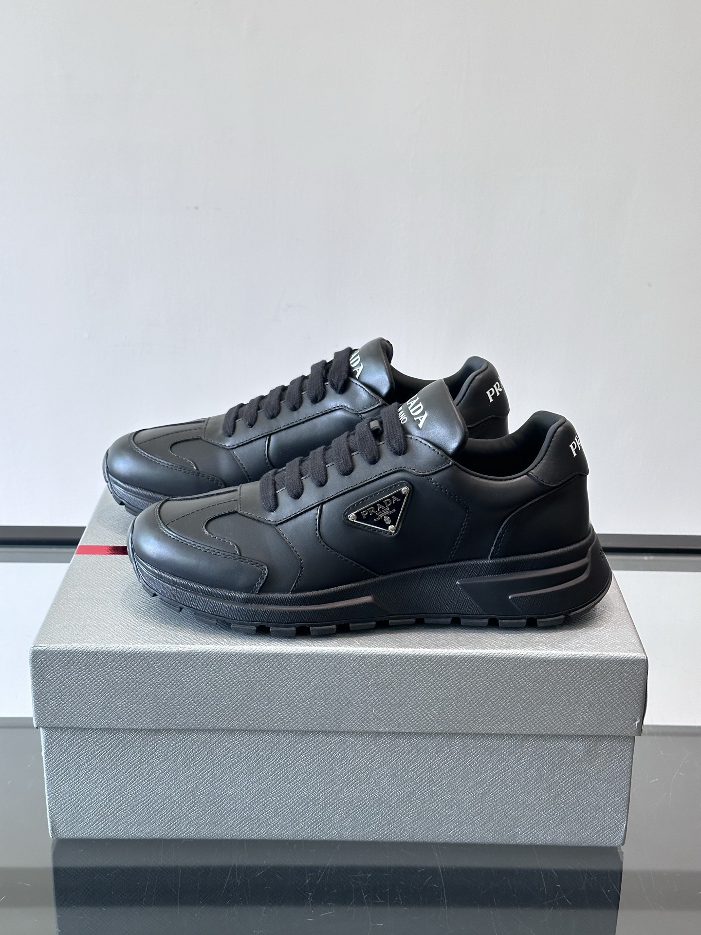 Prada 男士休闲😎运动鞋，采用光滑小牛皮+几何压花纹路，质感满分！侧面三角徽标超有辨识度✨，约4.5