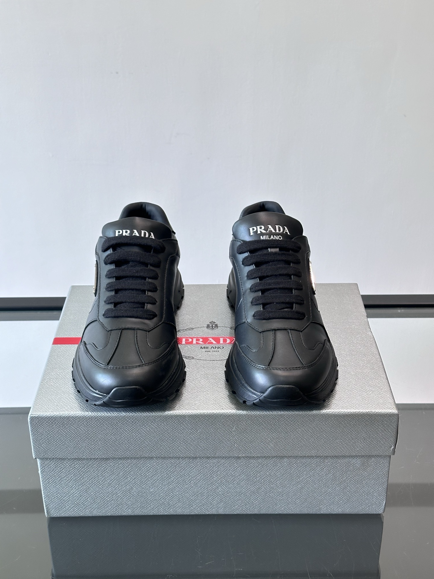 Prada 男士休闲😎运动鞋，采用光滑小牛皮+几何压花纹路，质感满分！侧面三角徽标超有辨识度✨，约4.5