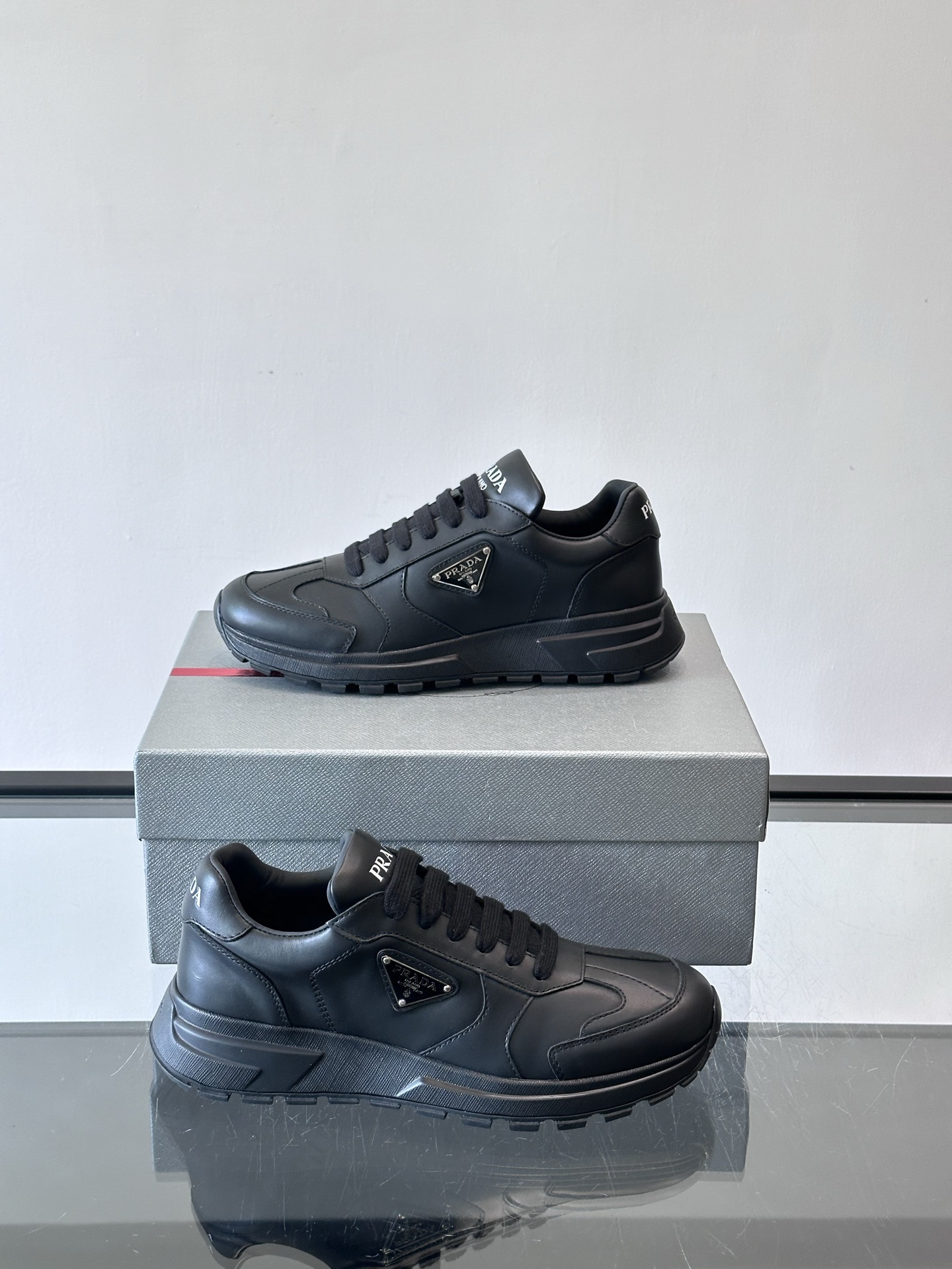 Prada 男士休闲😎运动鞋，采用光滑小牛皮+几何压花纹路，质感满分！侧面三角徽标超有辨识度✨，约4.5