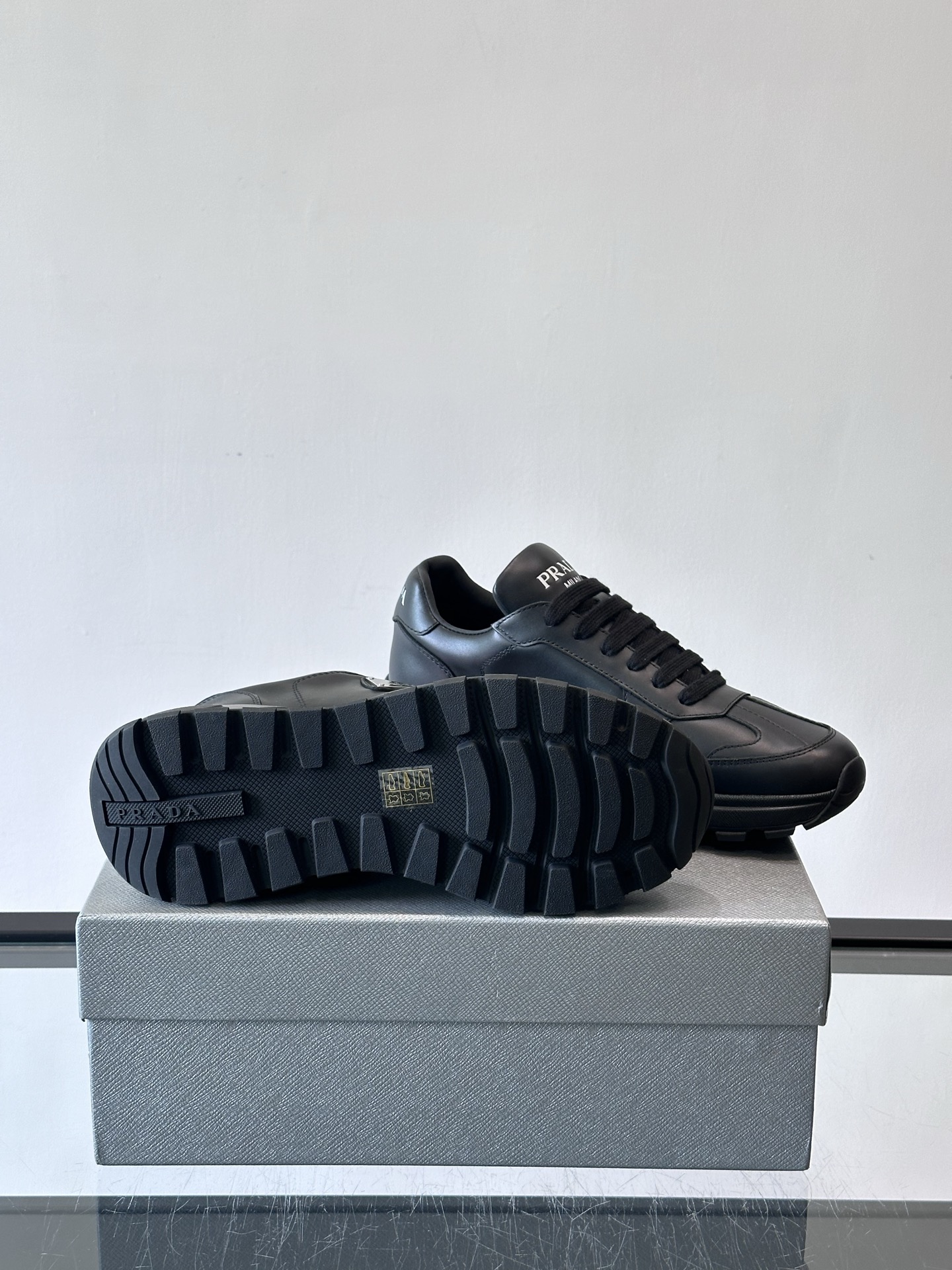 Prada 男士休闲😎运动鞋，采用光滑小牛皮+几何压花纹路，质感满分！侧面三角徽标超有辨识度✨，约4.5