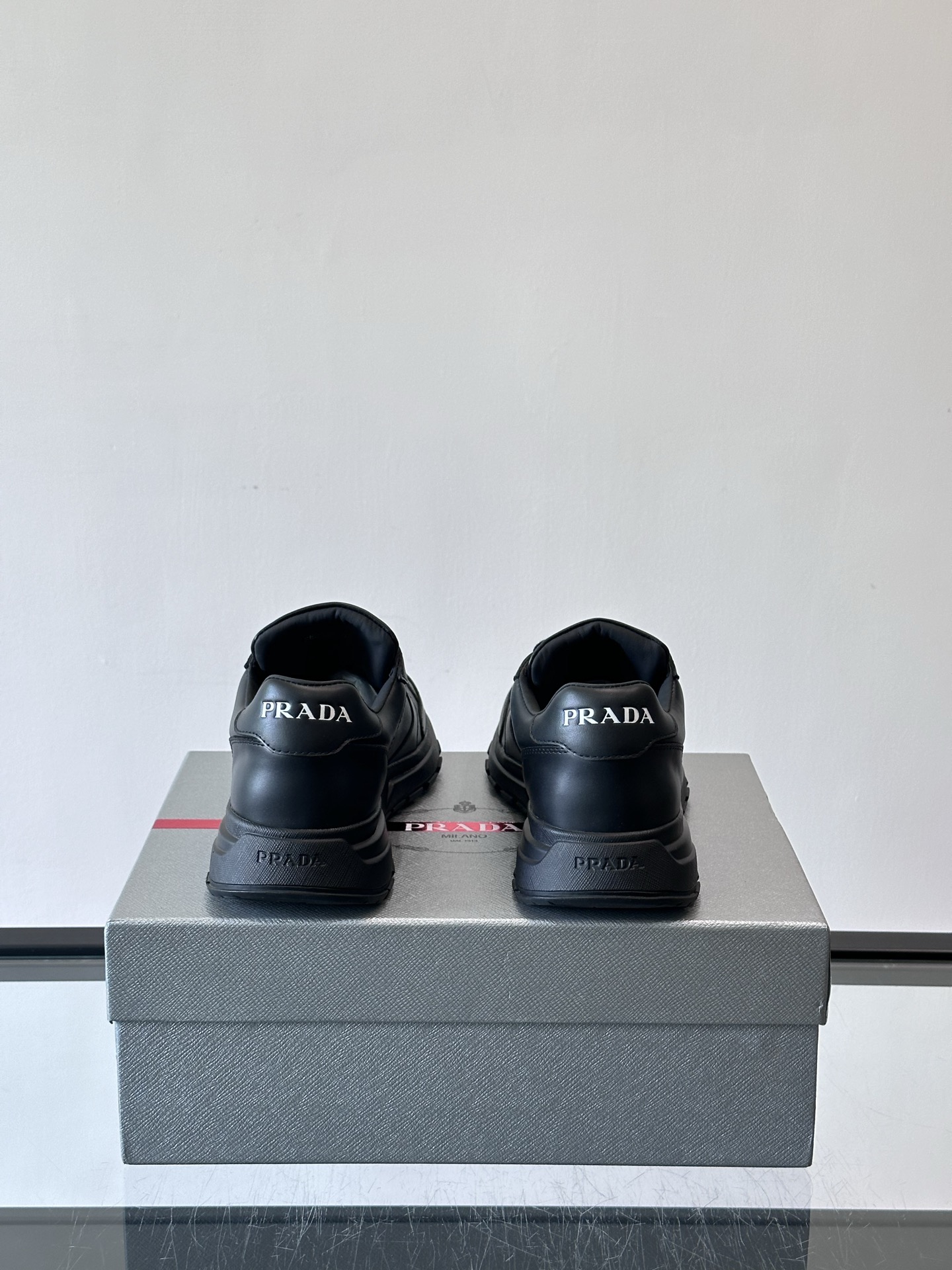 Prada 男士休闲😎运动鞋，采用光滑小牛皮+几何压花纹路，质感满分！侧面三角徽标超有辨识度✨，约4.5
