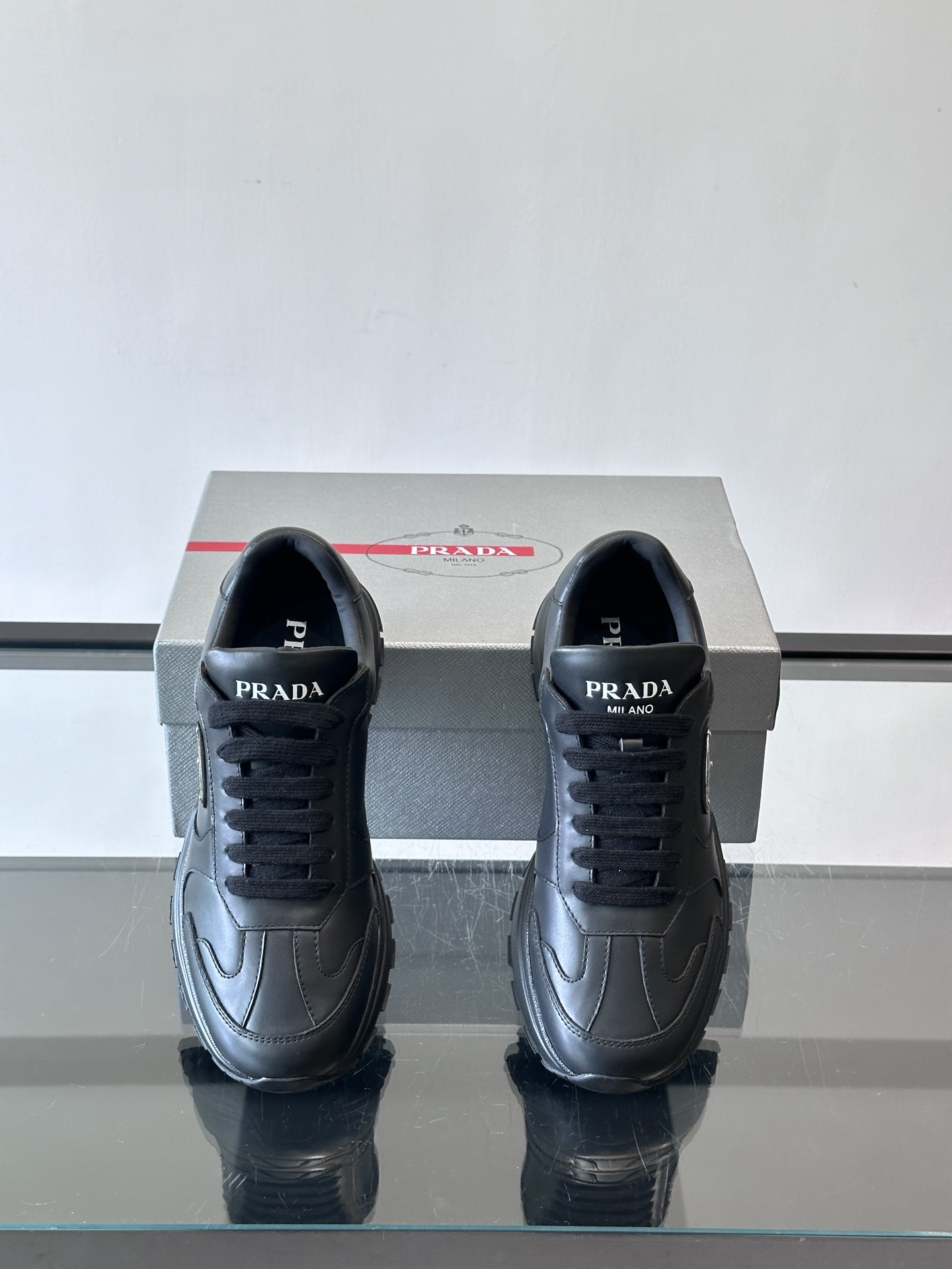 Prada 男士休闲😎运动鞋，采用光滑小牛皮+几何压花纹路，质感满分！侧面三角徽标超有辨识度✨，约4.5