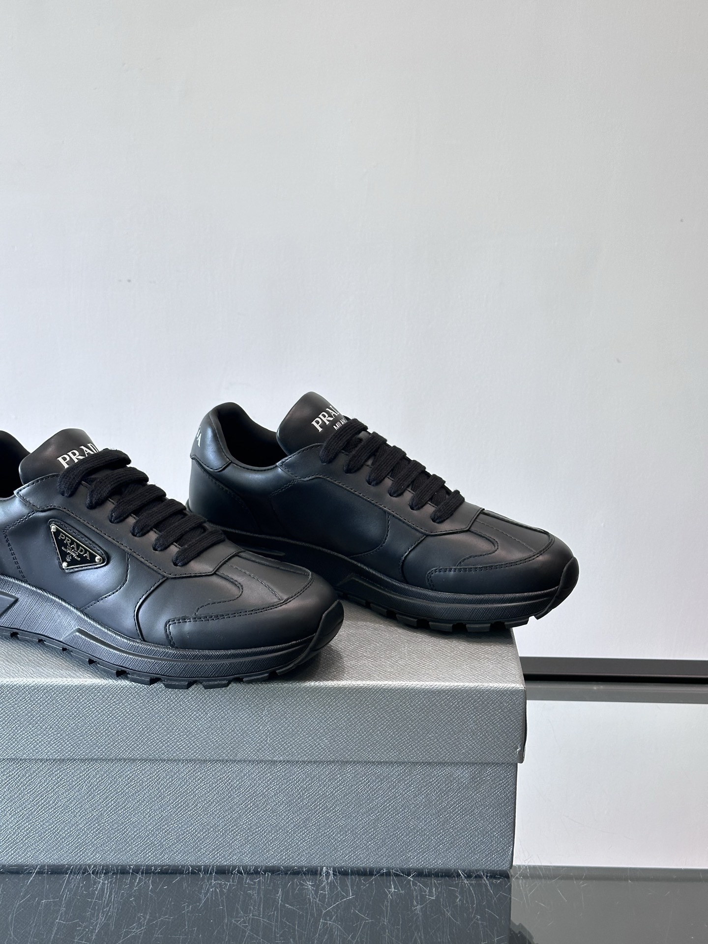 Prada 男士休闲😎运动鞋，采用光滑小牛皮+几何压花纹路，质感满分！侧面三角徽标超有辨识度✨，约4.5