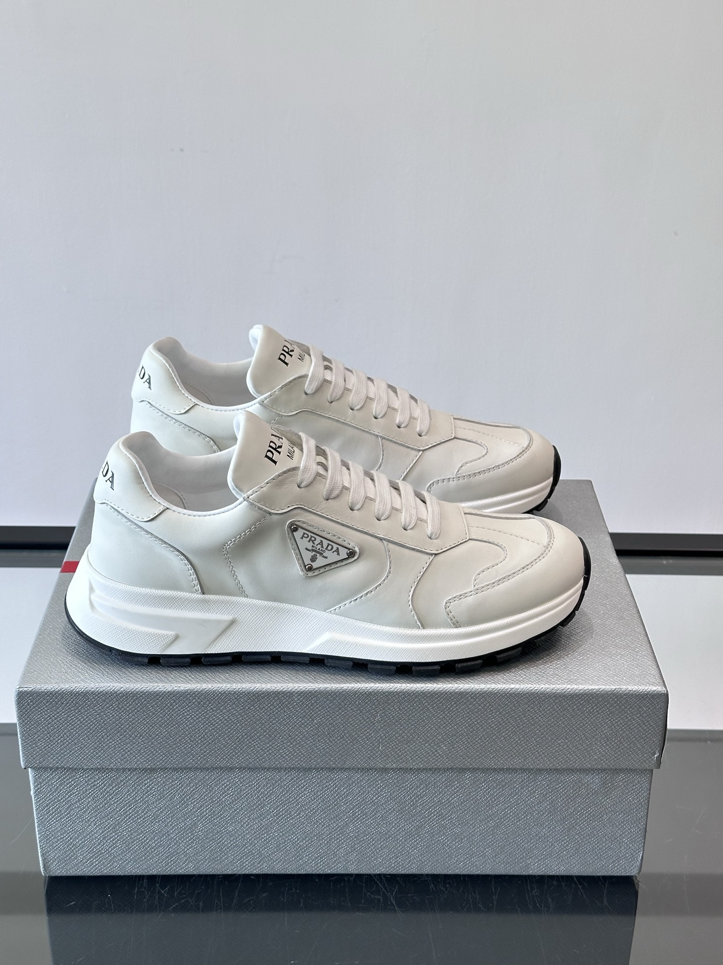 Prada 男士休闲😎运动鞋，采用光滑小牛皮+几何压花纹路，质感满分！侧面三角徽标超有辨识度✨，约4.5