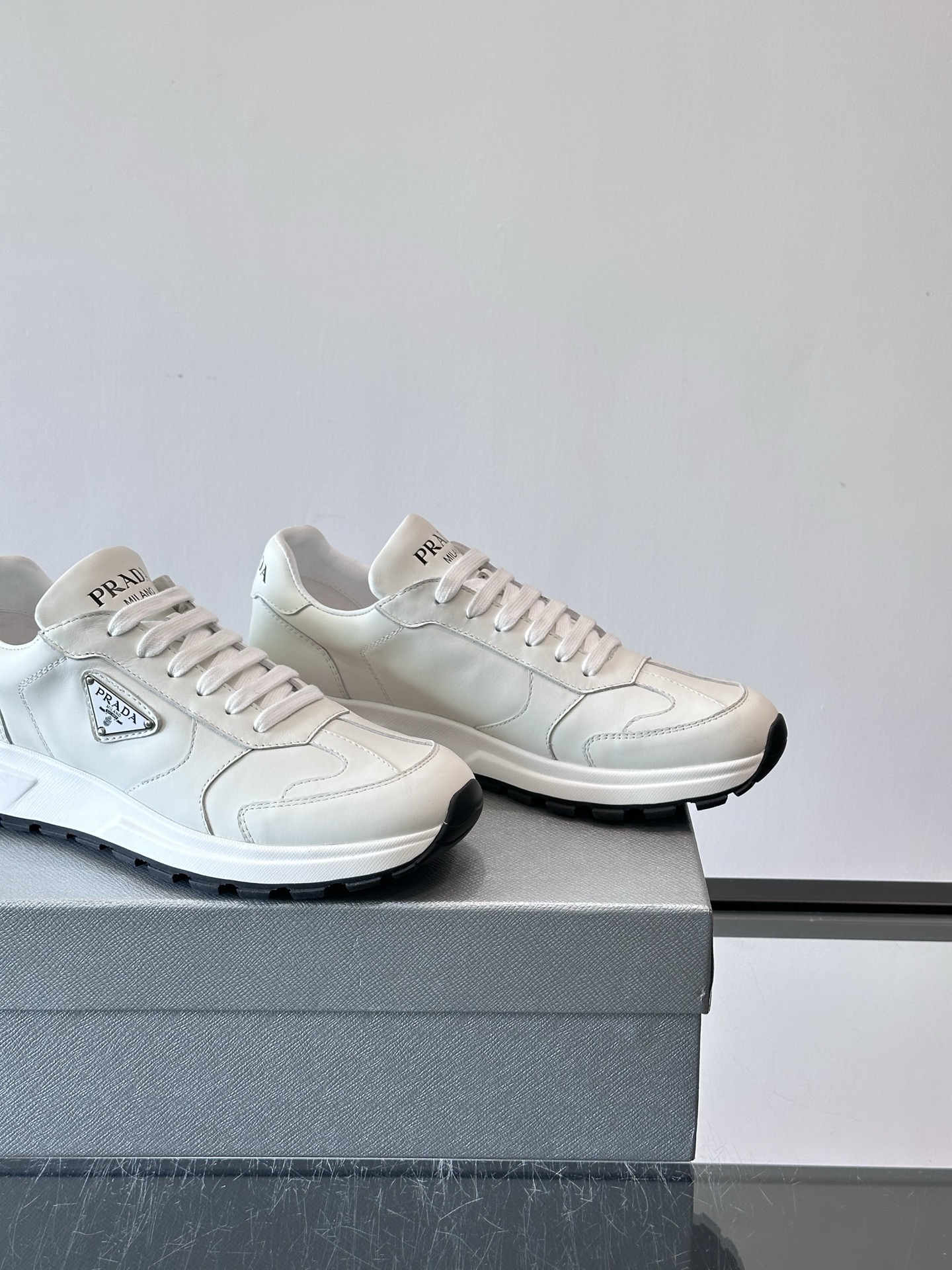 Prada 男士休闲😎运动鞋，采用光滑小牛皮+几何压花纹路，质感满分！侧面三角徽标超有辨识度✨，约4.5