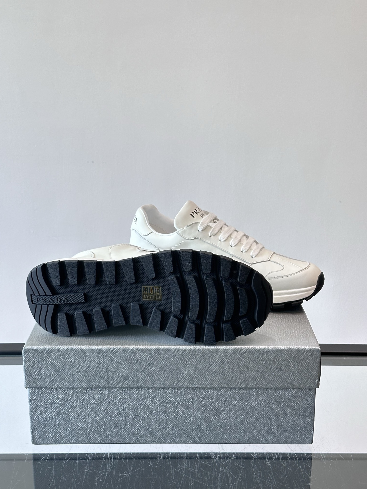 Prada 男士休闲😎运动鞋，采用光滑小牛皮+几何压花纹路，质感满分！侧面三角徽标超有辨识度✨，约4.5