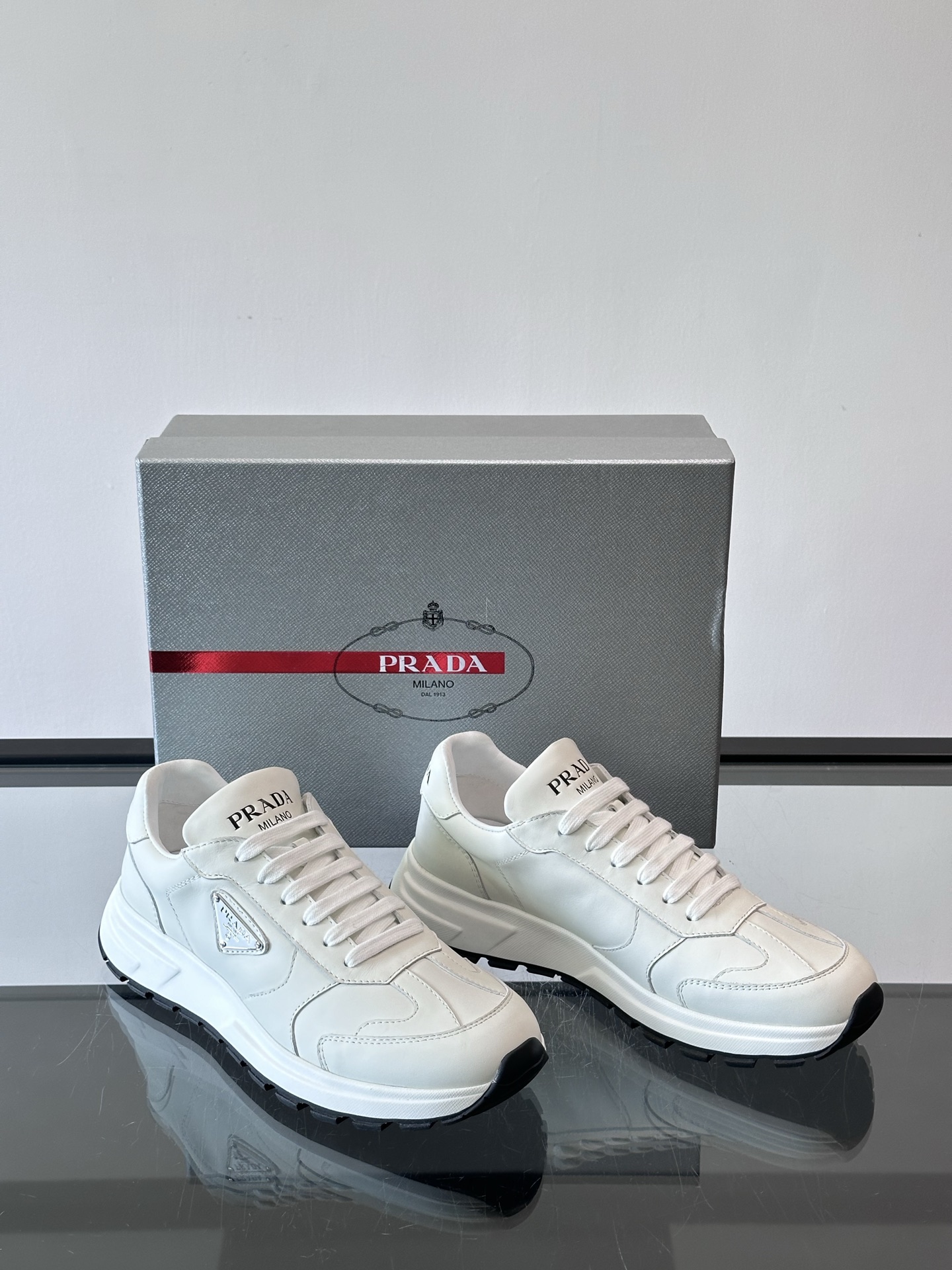 Prada 男士休闲😎运动鞋，采用光滑小牛皮+几何压花纹路，质感满分！侧面三角徽标超有辨识度✨，约4.5