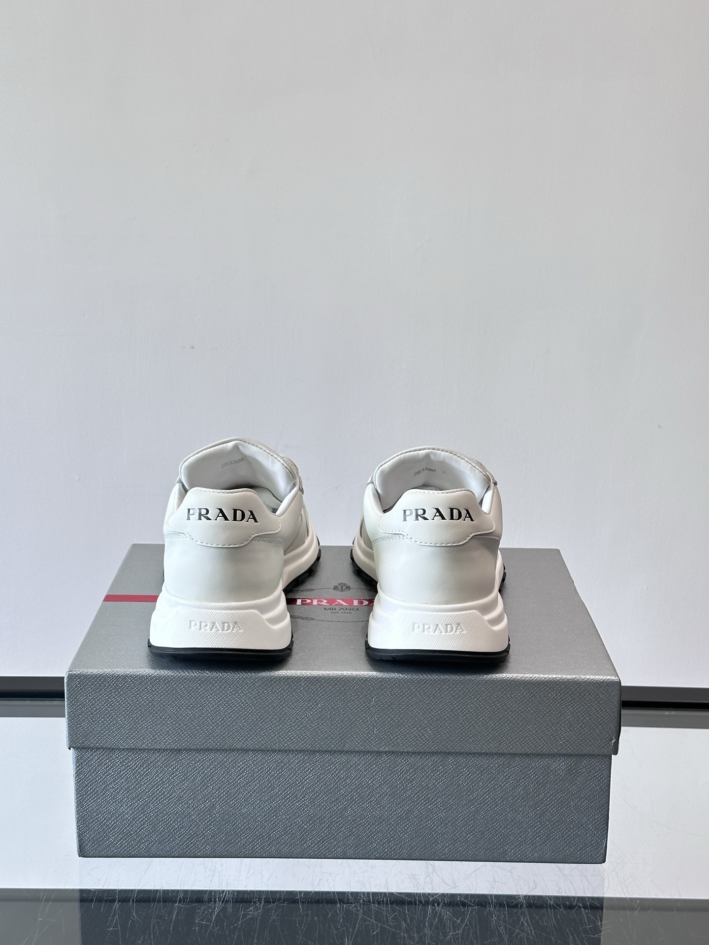 Prada 男士休闲😎运动鞋，采用光滑小牛皮+几何压花纹路，质感满分！侧面三角徽标超有辨识度✨，约4.5