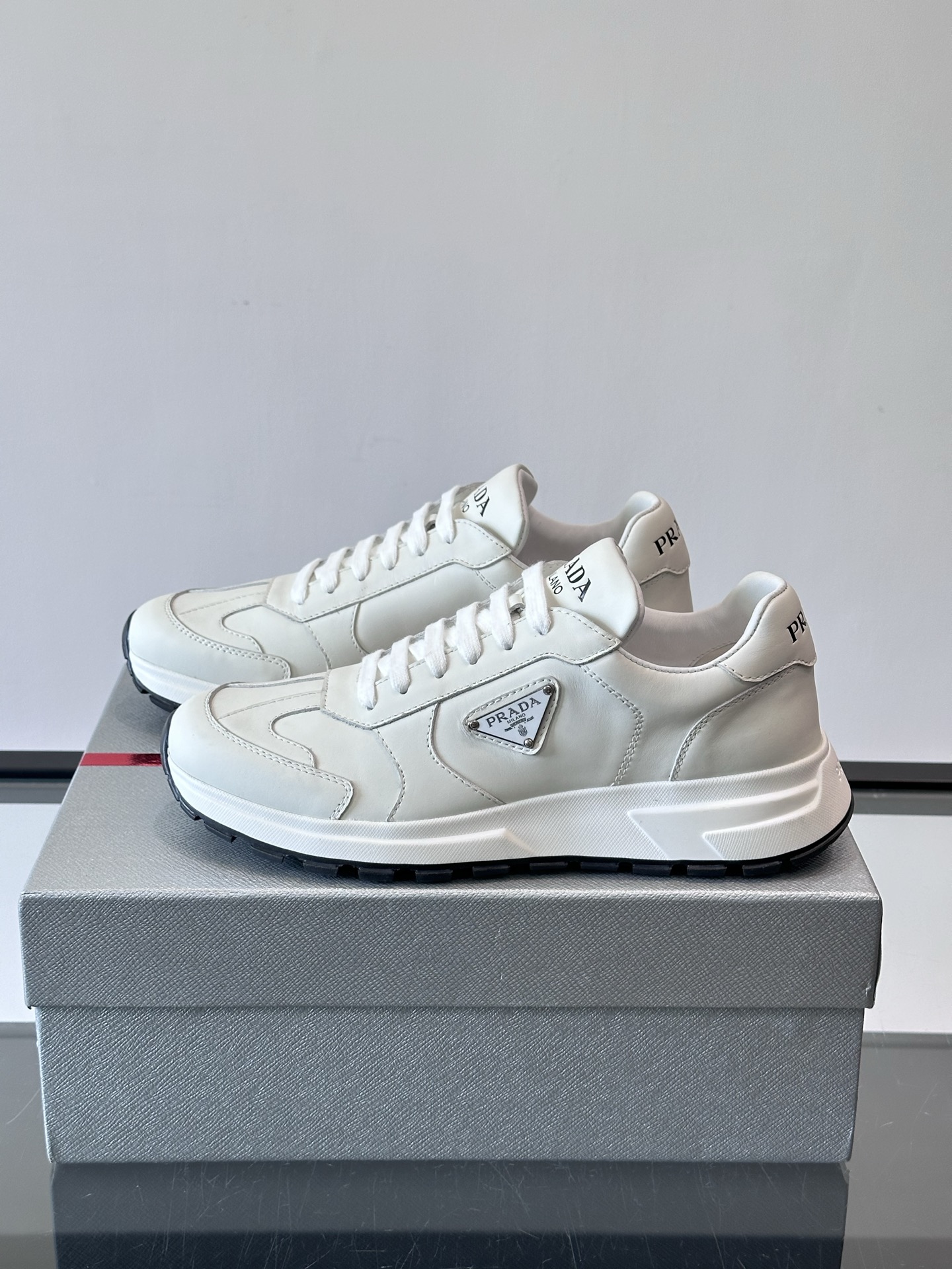 Prada 男士休闲😎运动鞋，采用光滑小牛皮+几何压花纹路，质感满分！侧面三角徽标超有辨识度✨，约4.5