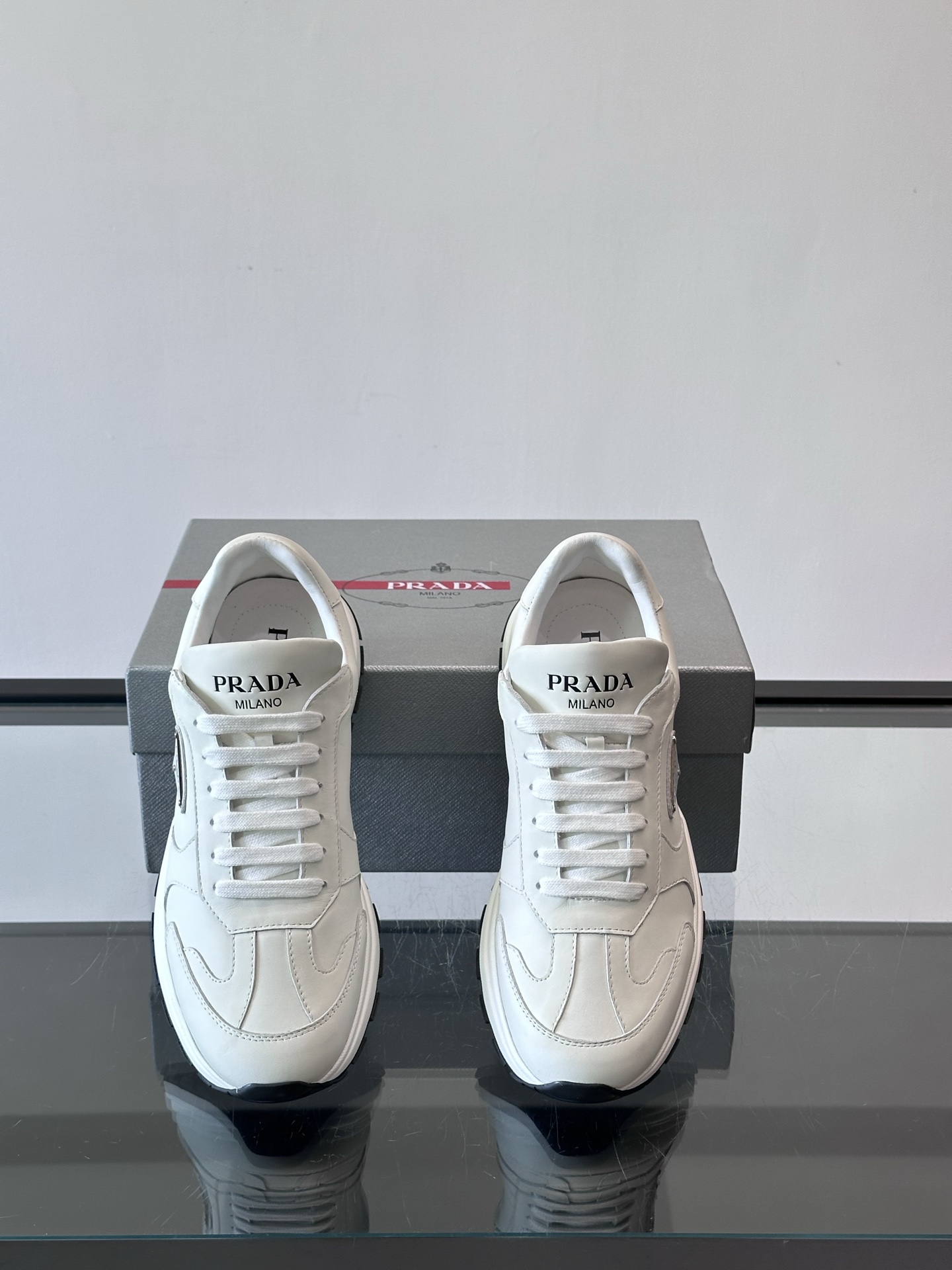 Prada 男士休闲😎运动鞋，采用光滑小牛皮+几何压花纹路，质感满分！侧面三角徽标超有辨识度✨，约4.5