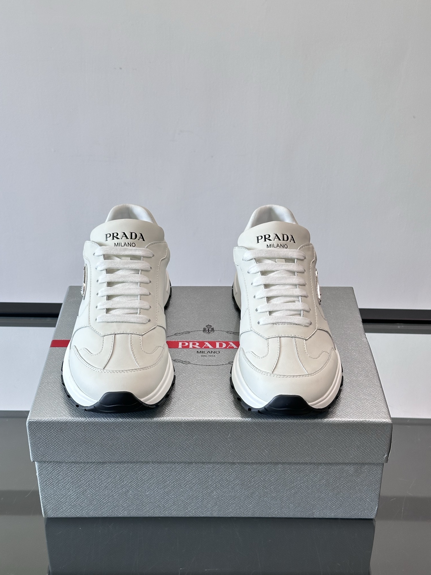 Prada 男士休闲😎运动鞋，采用光滑小牛皮+几何压花纹路，质感满分！侧面三角徽标超有辨识度✨，约4.5