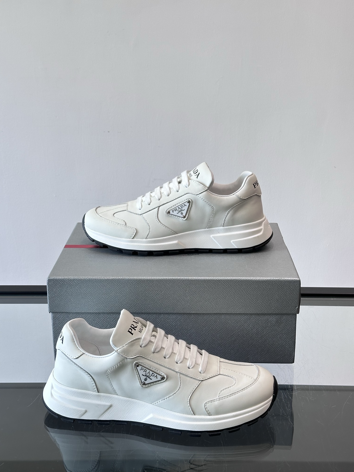 Prada 男士休闲😎运动鞋，采用光滑小牛皮+几何压花纹路，质感满分！侧面三角徽标超有辨识度✨，约4.5