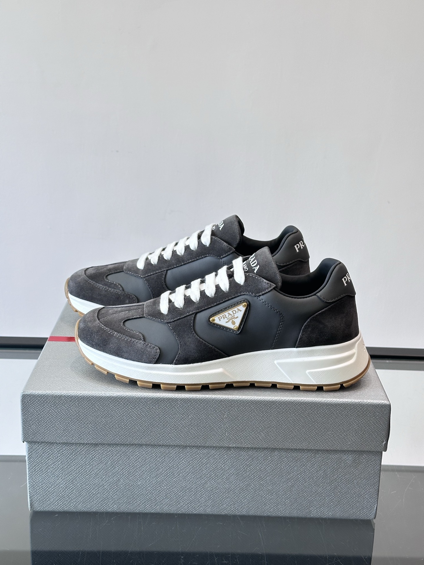 Prada 男士休闲😎运动鞋，采用光滑小牛皮+几何压花纹路，质感满分！侧面三角徽标超有辨识度✨，约4.5