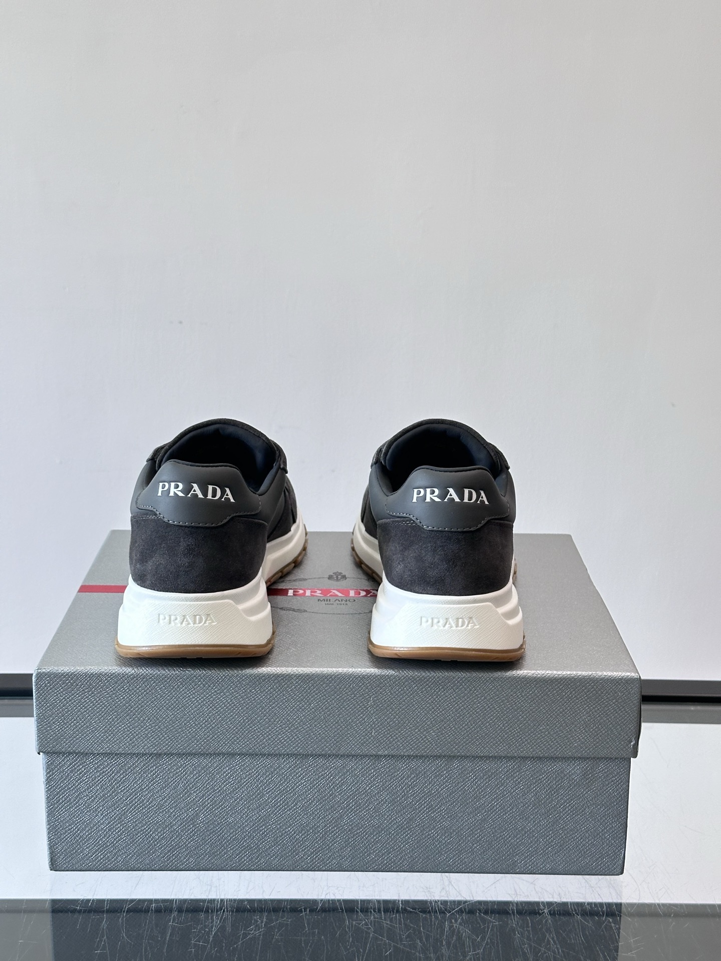 Prada 男士休闲😎运动鞋，采用光滑小牛皮+几何压花纹路，质感满分！侧面三角徽标超有辨识度✨，约4.5