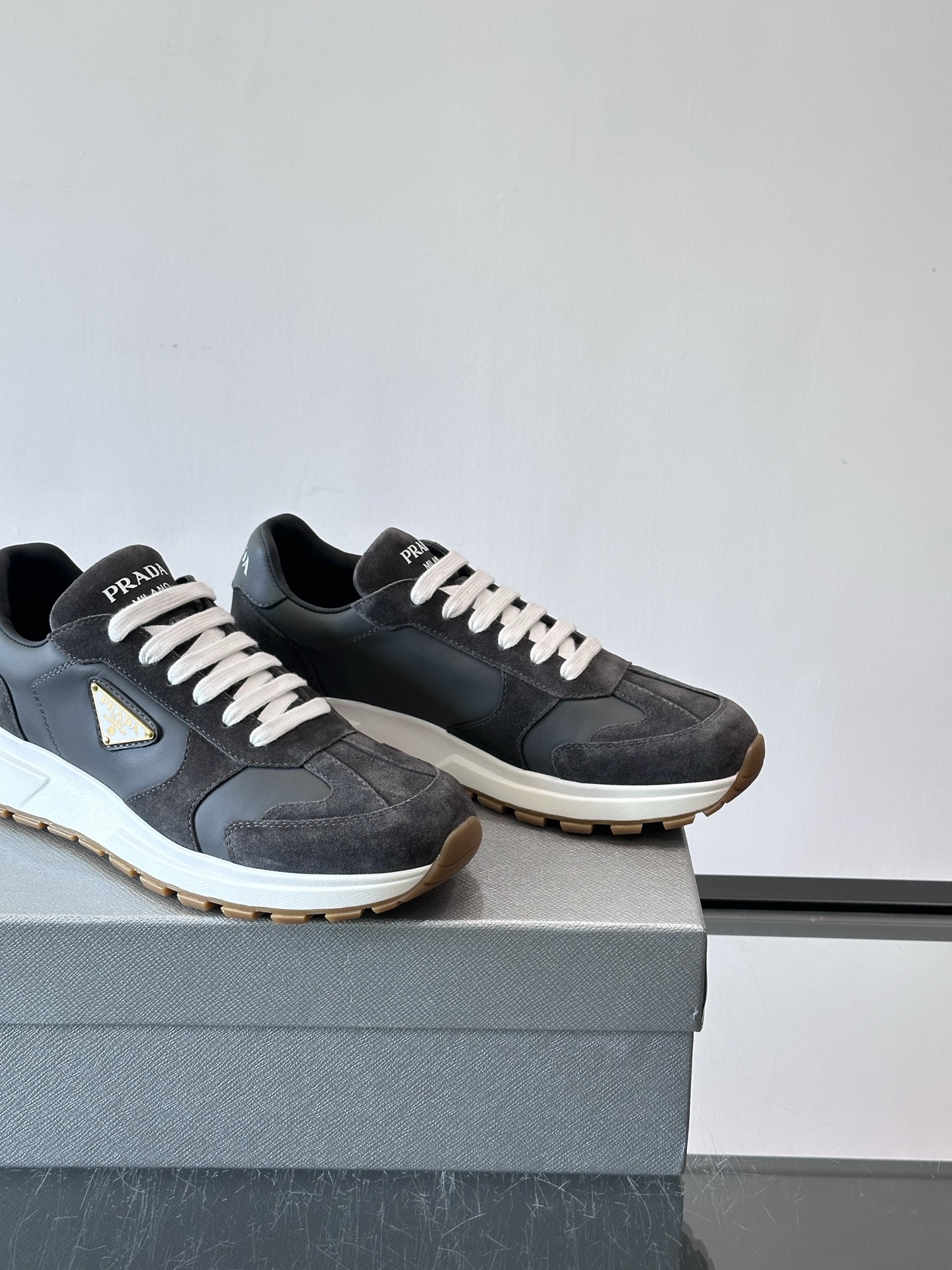 Prada 男士休闲😎运动鞋，采用光滑小牛皮+几何压花纹路，质感满分！侧面三角徽标超有辨识度✨，约4.5