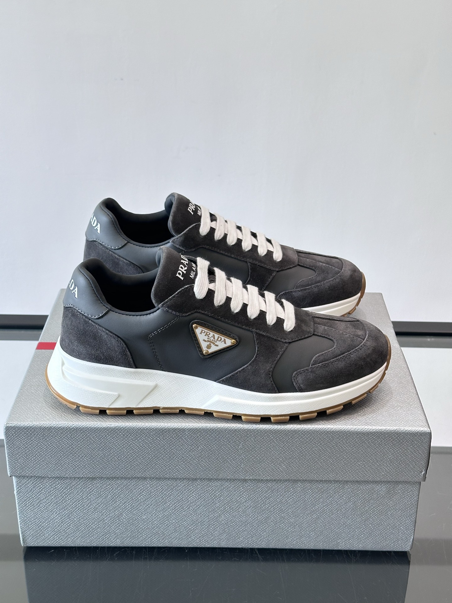 Prada 男士休闲😎运动鞋，采用光滑小牛皮+几何压花纹路，质感满分！侧面三角徽标超有辨识度✨，约4.5