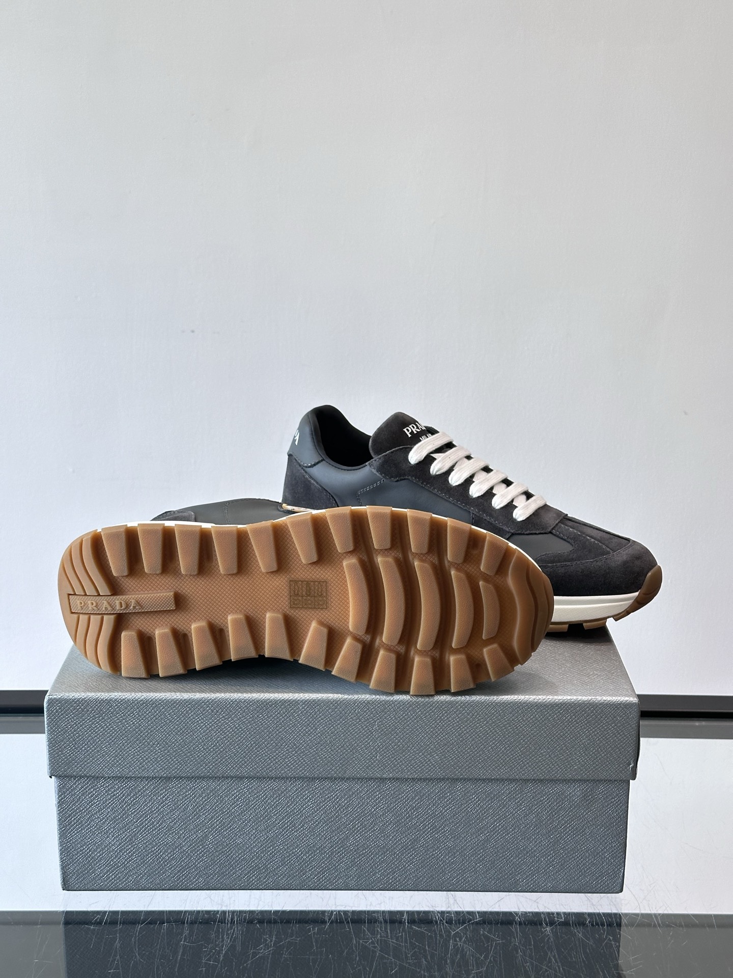 Prada 男士休闲😎运动鞋，采用光滑小牛皮+几何压花纹路，质感满分！侧面三角徽标超有辨识度✨，约4.5