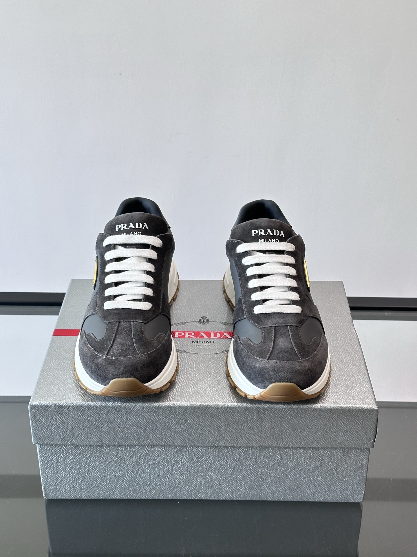 Prada 男士休闲😎运动鞋，采用光滑小牛皮+几何压花纹路，质感满分！侧面三角徽标超有辨识度✨，约4.5