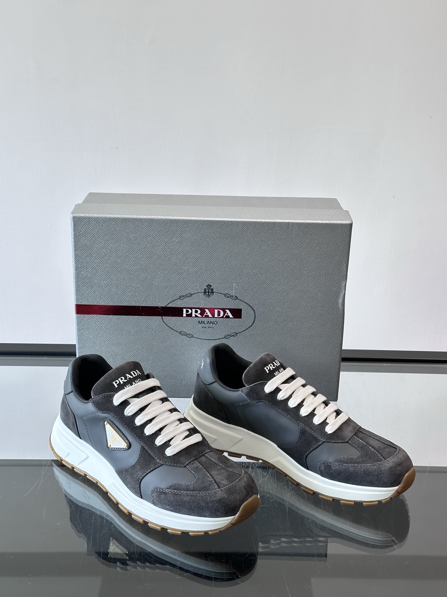 Prada 男士休闲😎运动鞋，采用光滑小牛皮+几何压花纹路，质感满分！侧面三角徽标超有辨识度✨，约4.5
