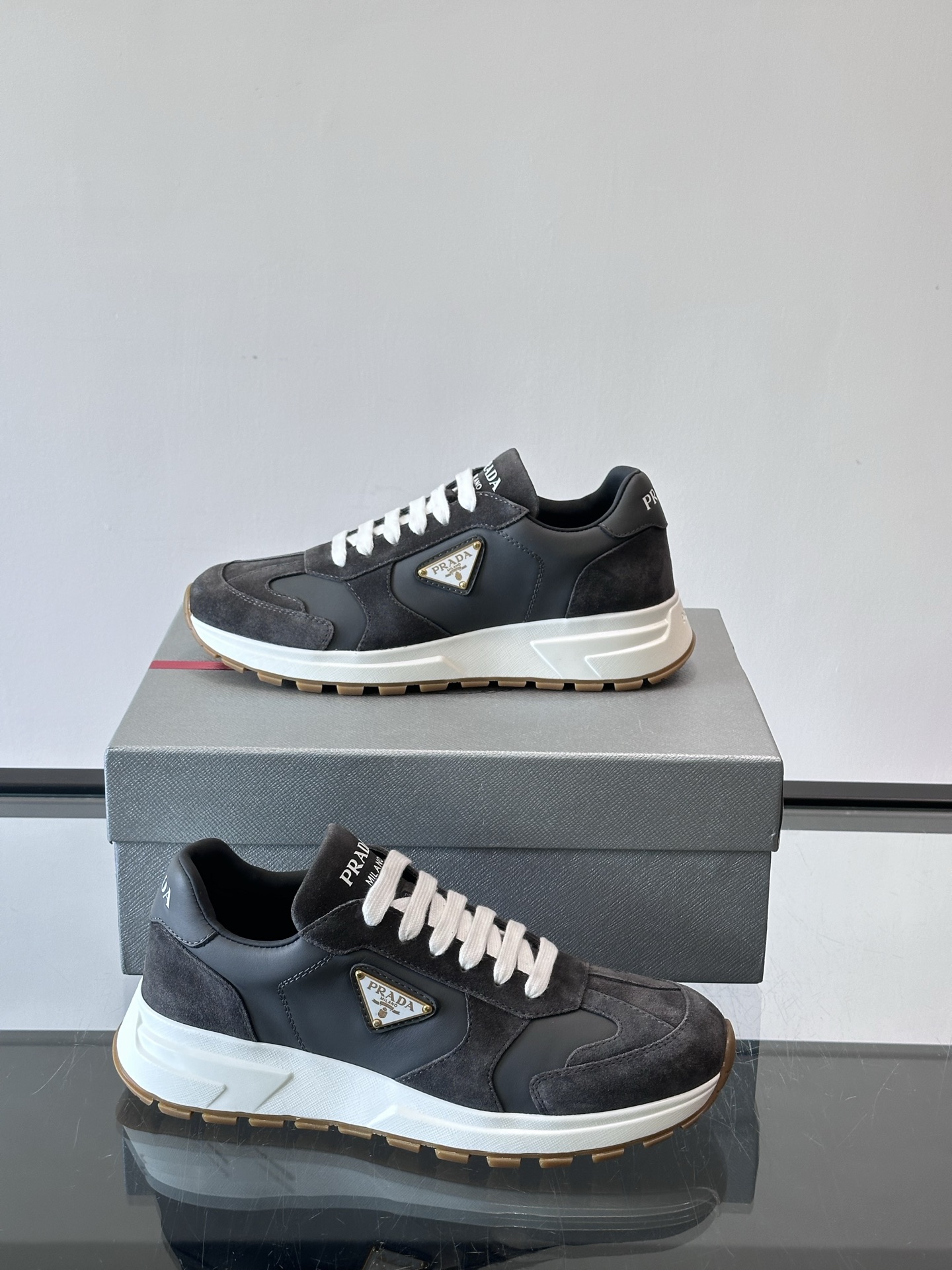 Prada 男士休闲😎运动鞋，采用光滑小牛皮+几何压花纹路，质感满分！侧面三角徽标超有辨识度✨，约4.5