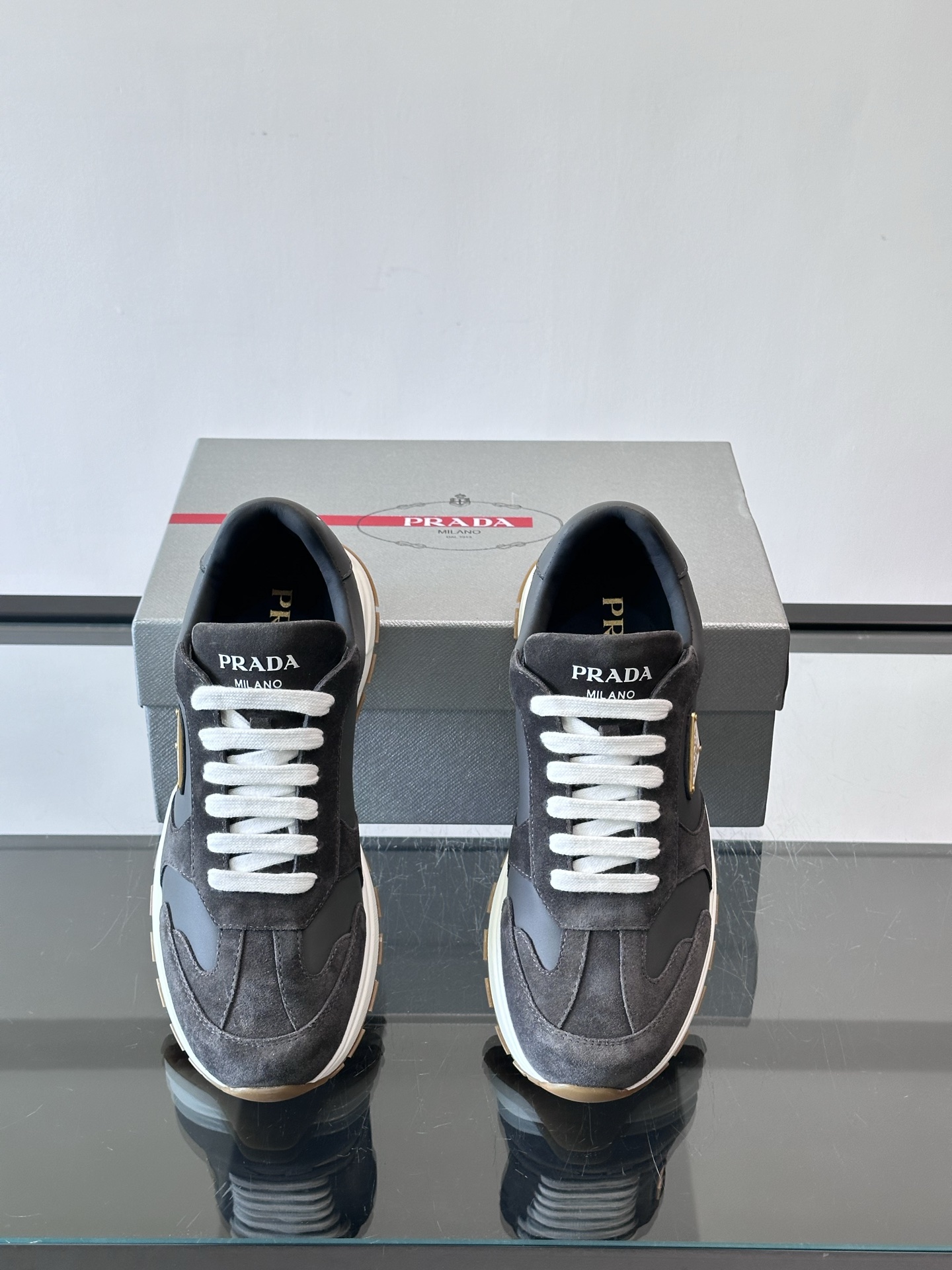 Prada 男士休闲😎运动鞋，采用光滑小牛皮+几何压花纹路，质感满分！侧面三角徽标超有辨识度✨，约4.5