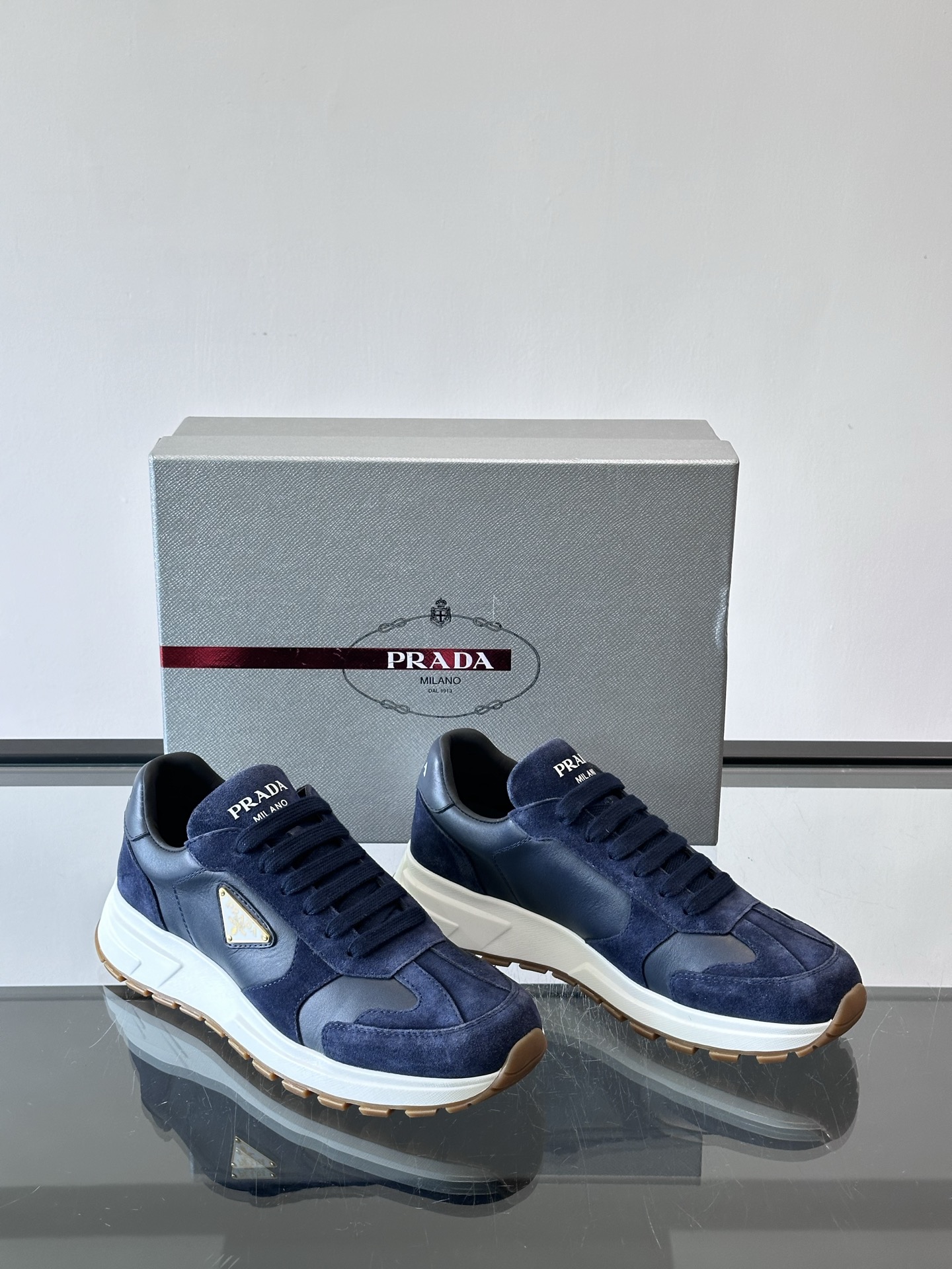 Prada 男士休闲😎运动鞋，采用光滑小牛皮+几何压花纹路，质感满分！侧面三角徽标超有辨识度✨，约4.5