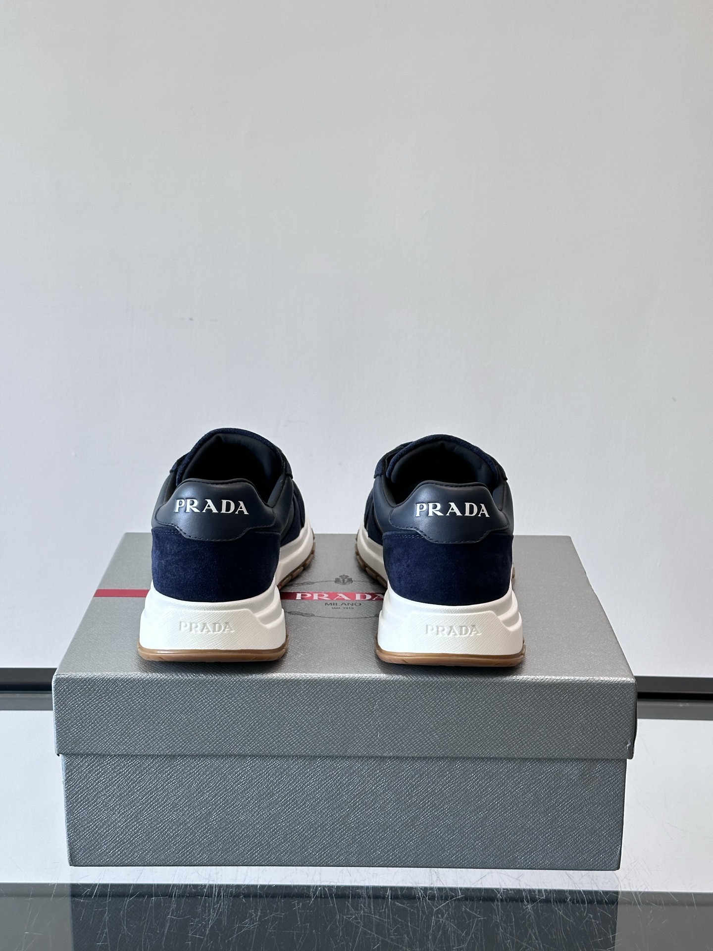 Prada 男士休闲😎运动鞋，采用光滑小牛皮+几何压花纹路，质感满分！侧面三角徽标超有辨识度✨，约4.5