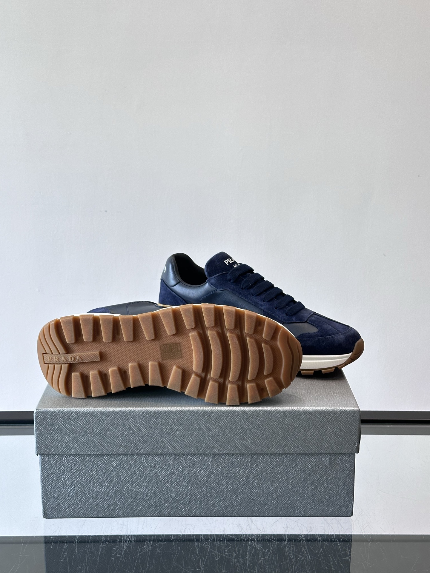 Prada 男士休闲😎运动鞋，采用光滑小牛皮+几何压花纹路，质感满分！侧面三角徽标超有辨识度✨，约4.5