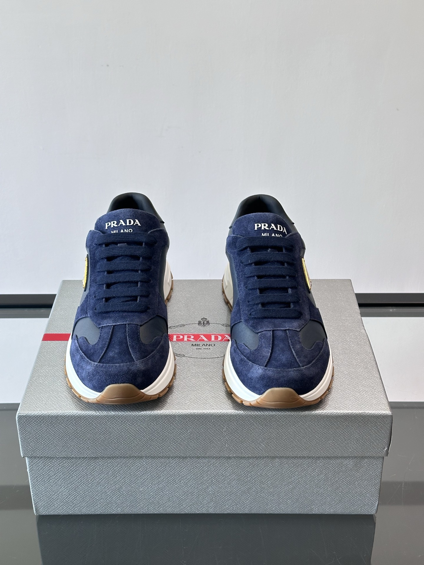 Prada 男士休闲😎运动鞋，采用光滑小牛皮+几何压花纹路，质感满分！侧面三角徽标超有辨识度✨，约4.5